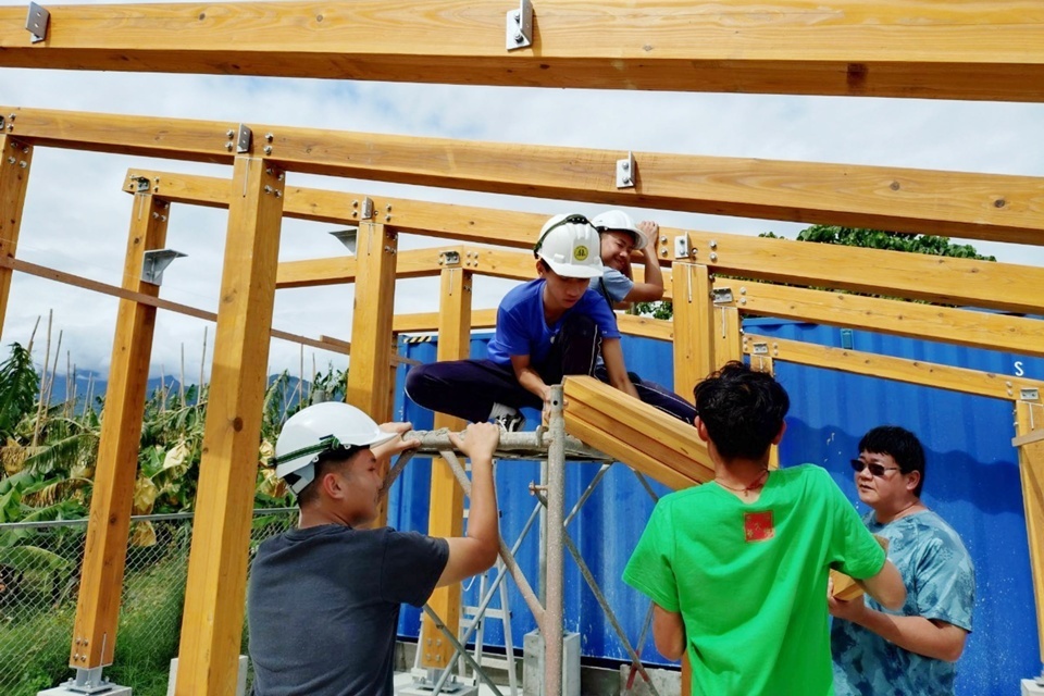 臺東縣公東高工「木後花絮」社團，秉持木作教育精神，除前往國中小校園協助修繕課桌椅，也和臺灣義築協會合作，投入偏鄉人道建築服務，用行動回饋社會。