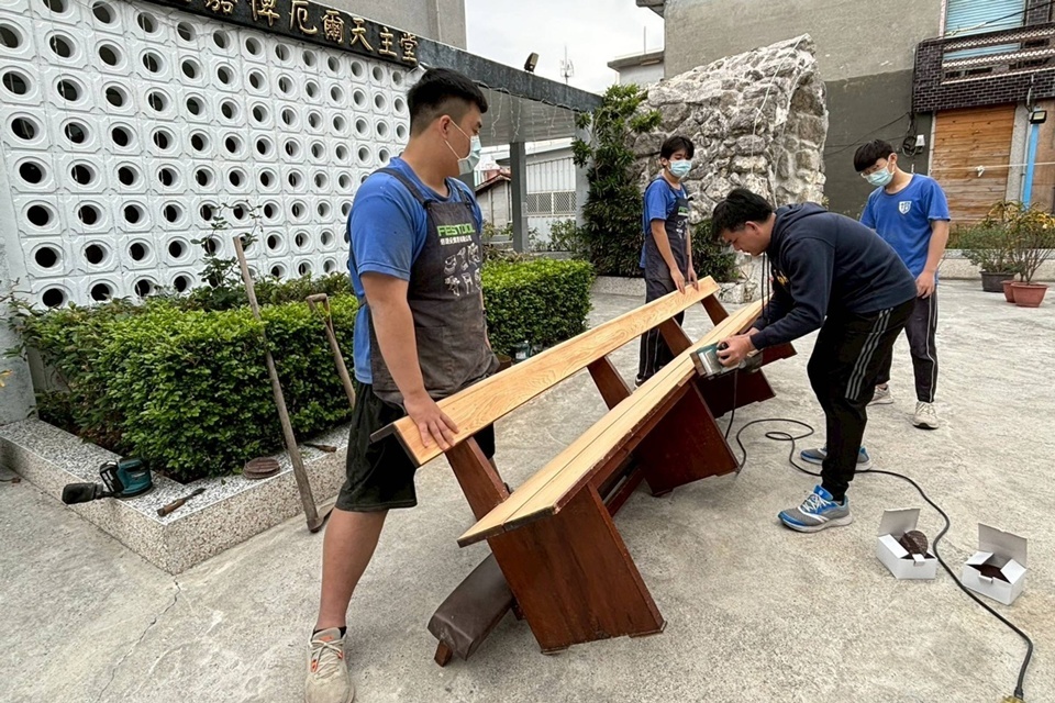 臺東縣公東高工「木後花絮」社團，秉持木作教育精神，除前往國中小校園協助修繕課桌椅，也和臺灣義築協會合作，投入偏鄉人道建築服務，用行動回饋社會。