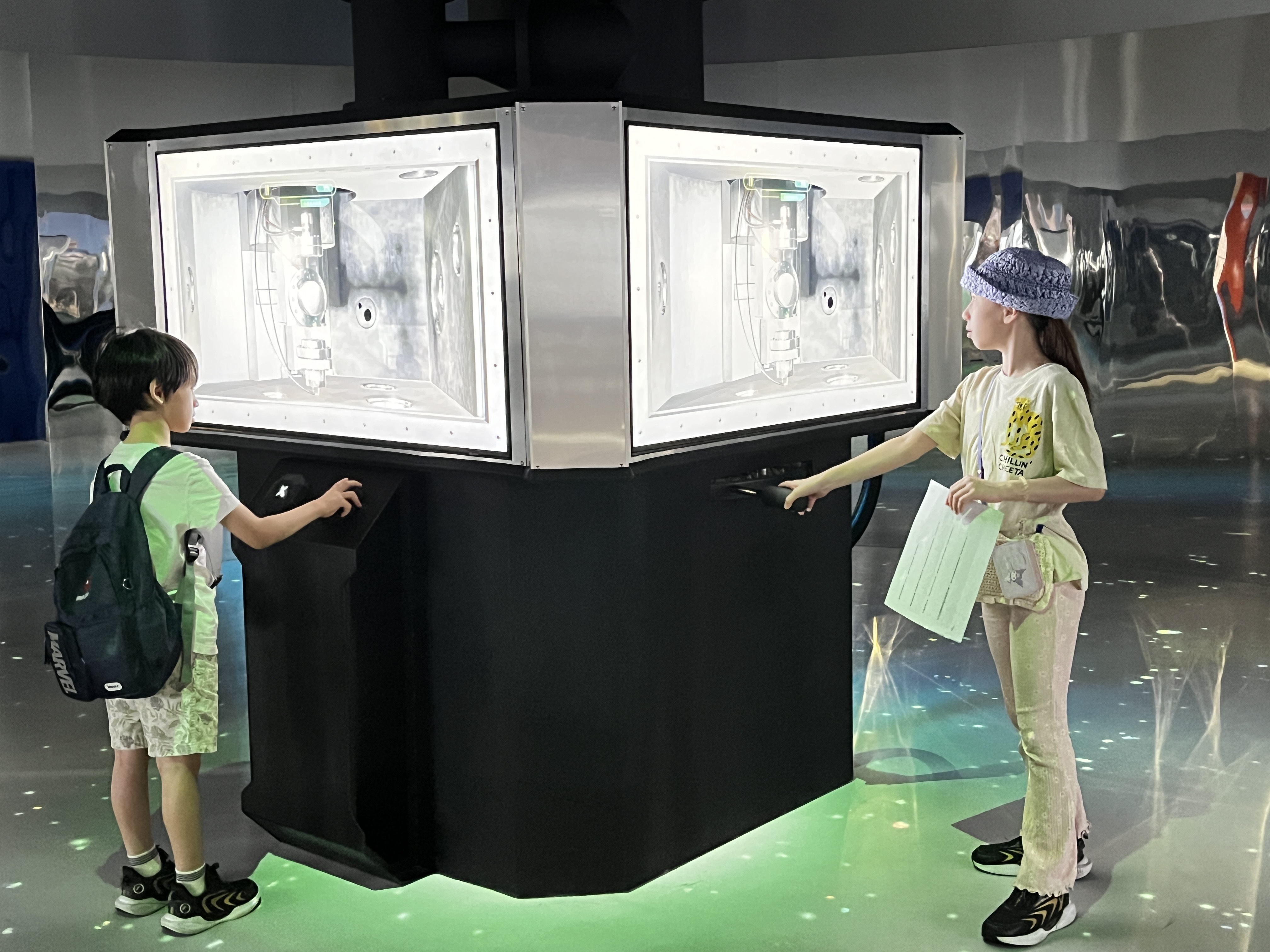 《看見分子相遇的奇妙》特展，自6月28日起於科教館3樓常設展區正式展出。展覽完整呈現諾貝爾獎得主李遠哲團隊的研究成果，其中由團隊設計的國寶級儀器「交叉分子束」將首次對外公開展出。(科教館提供)