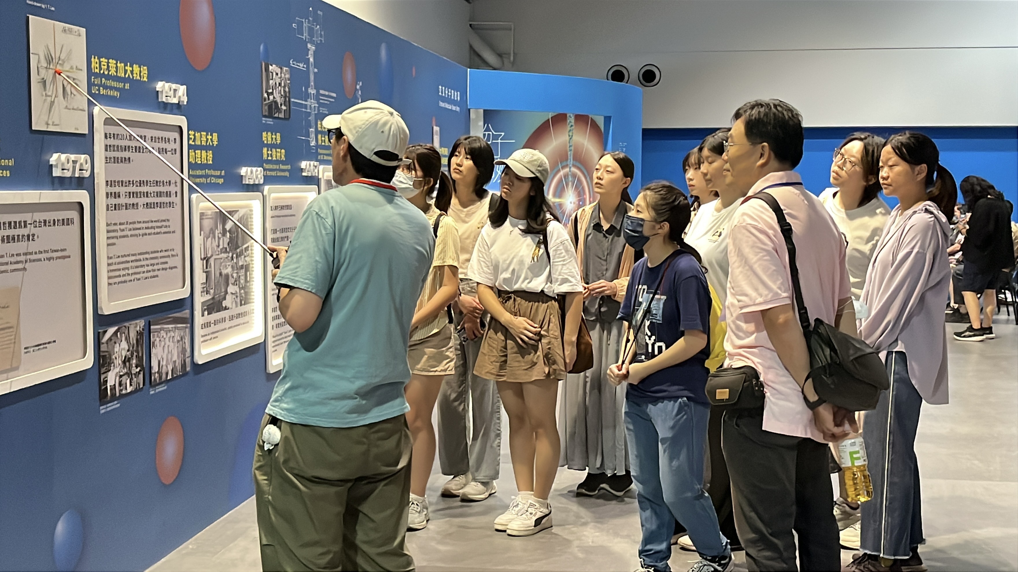 學生團體搶先看。(科教館提供)