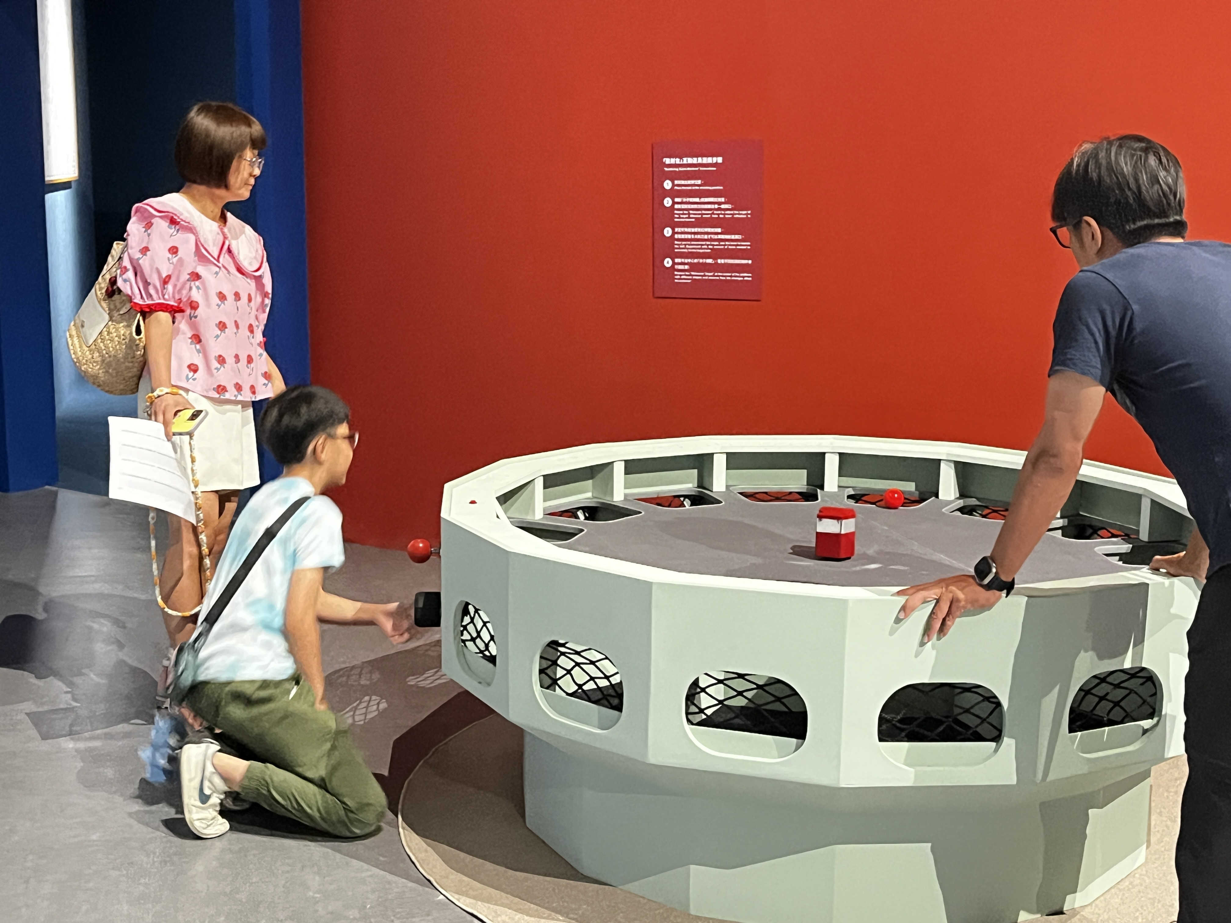 動手玩科學探究散射台。(科教館提供)