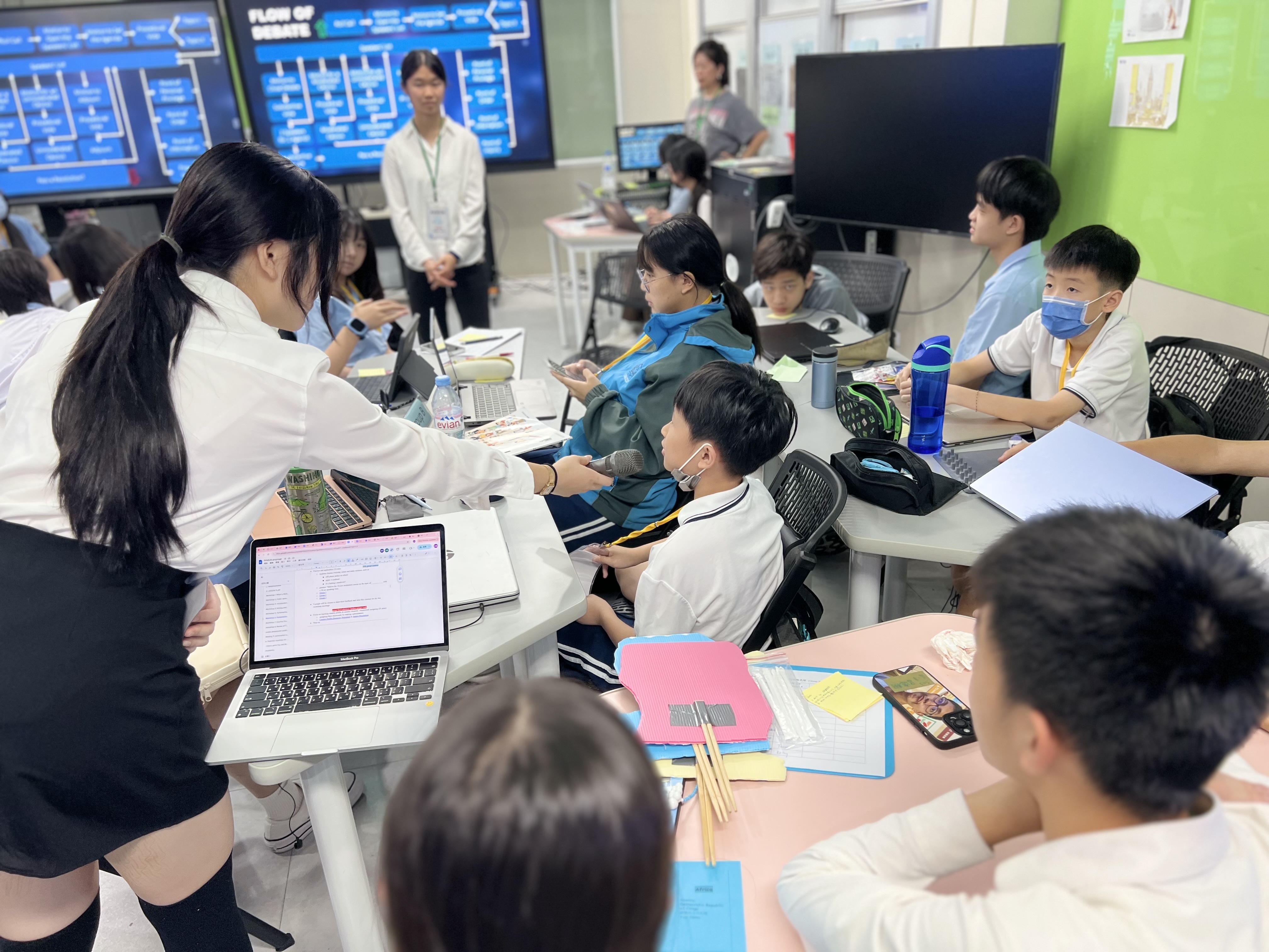 普台高中的學長姊以活潑親切的教學方式激發仁愛國中學生學習熱情