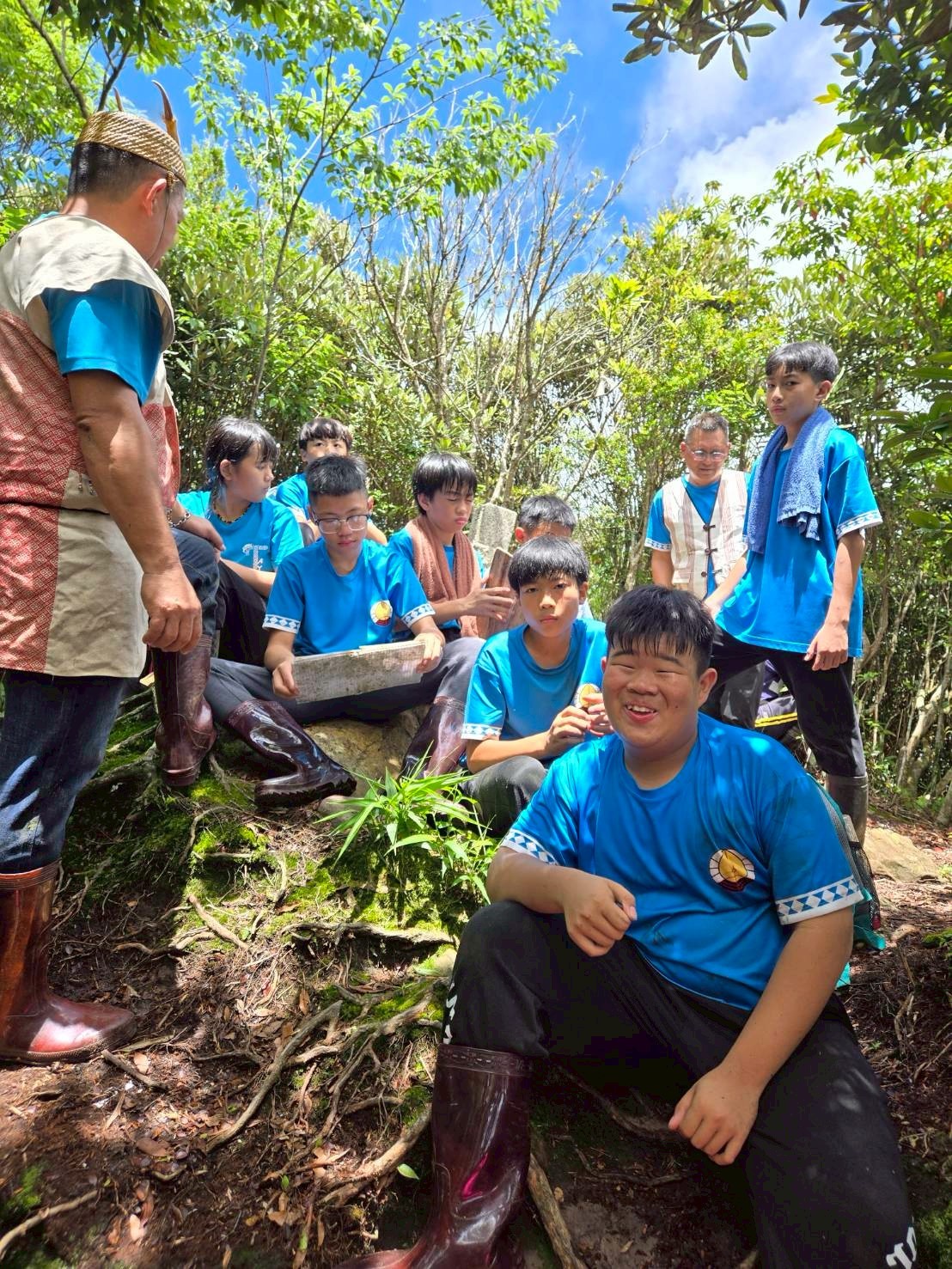 學生從登山過程中學會克服困難、腳踏實地