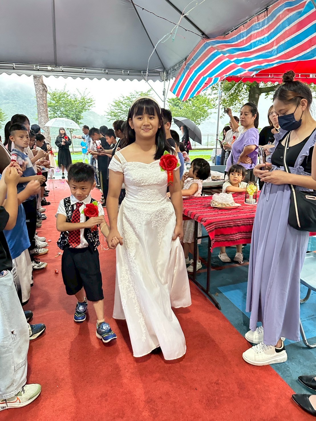 畢業生在畢業典禮當天穿上正式禮服，走上星光大道