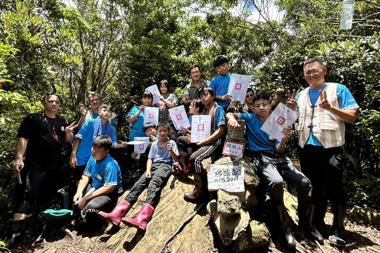 奎輝國小畢業生在山頂領取畢業證書
