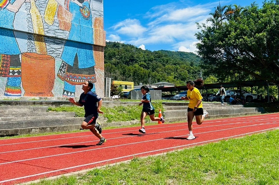 學童在新跑道上奔跑