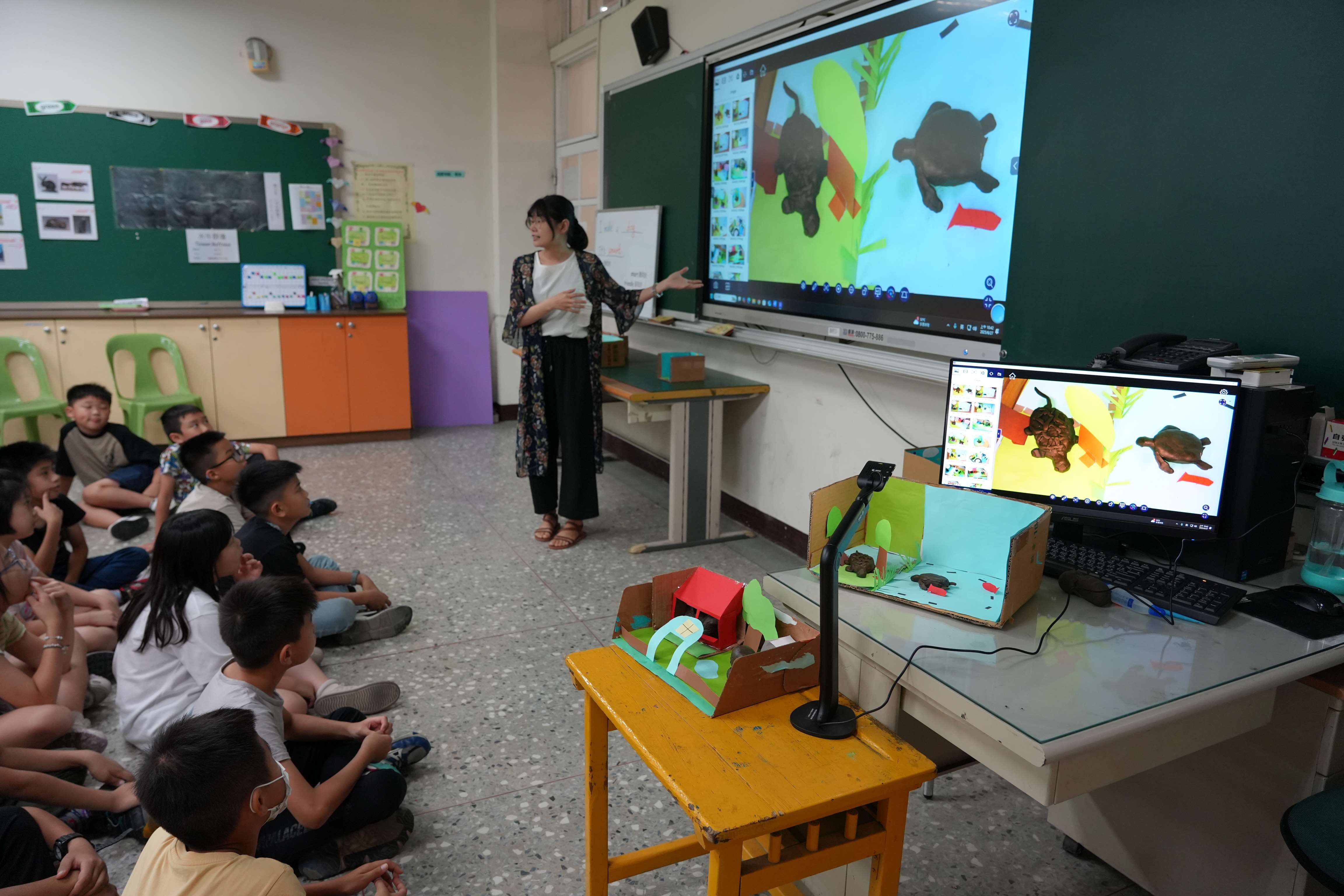 教師以實物投影機輔助教學（圖源：雲林縣政府）