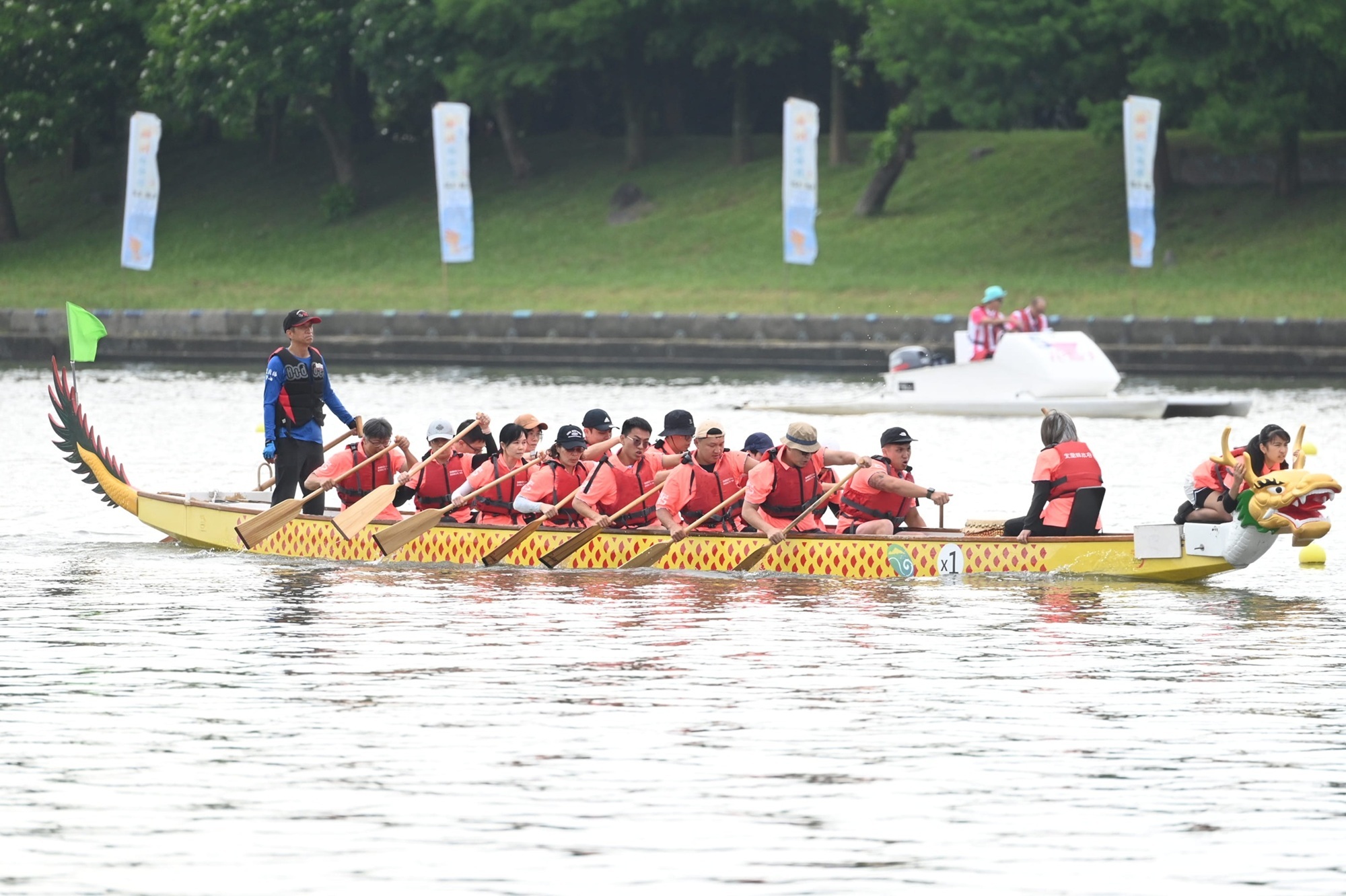「幸福宜特龍舟隊」的比賽英姿 (教育部提供)
