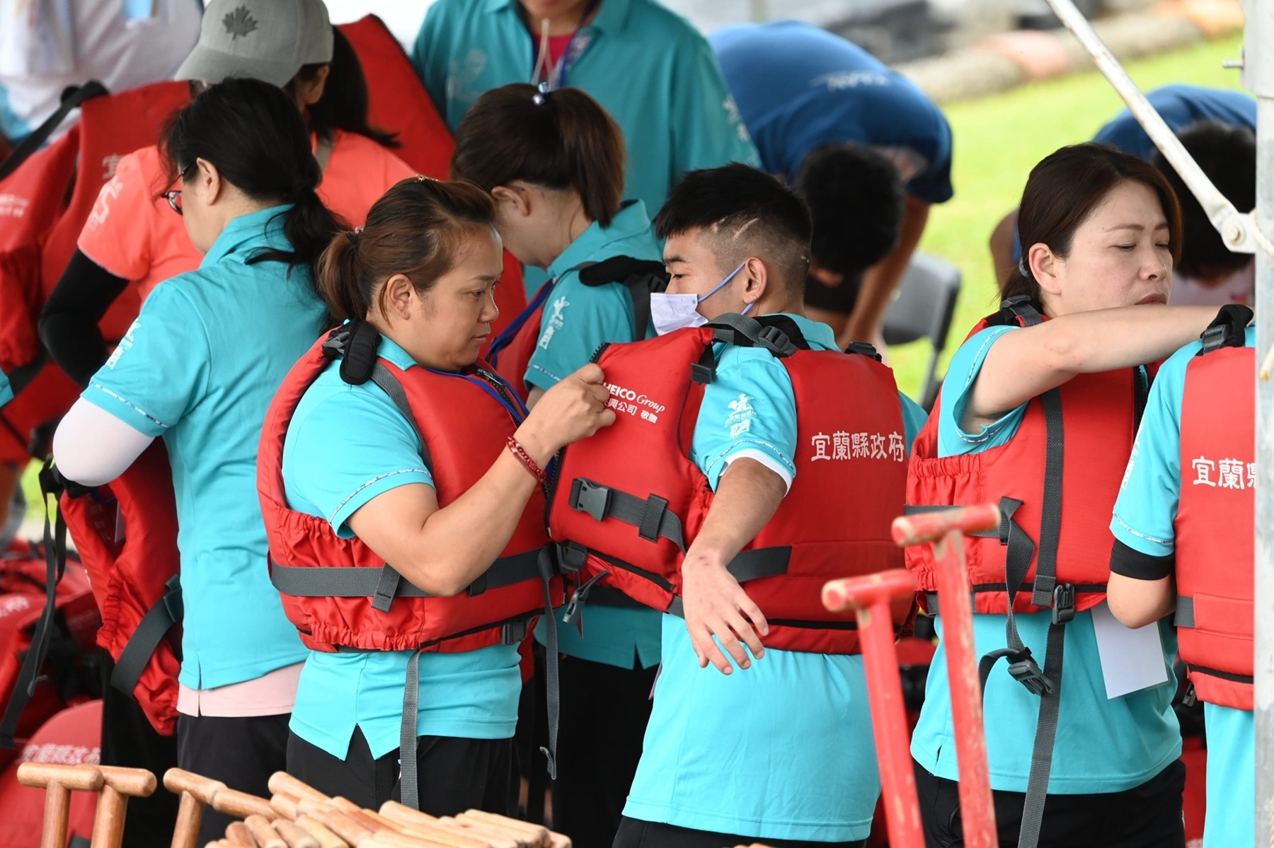 鄭同學與媽媽一起做賽前準備 (教育部提供)