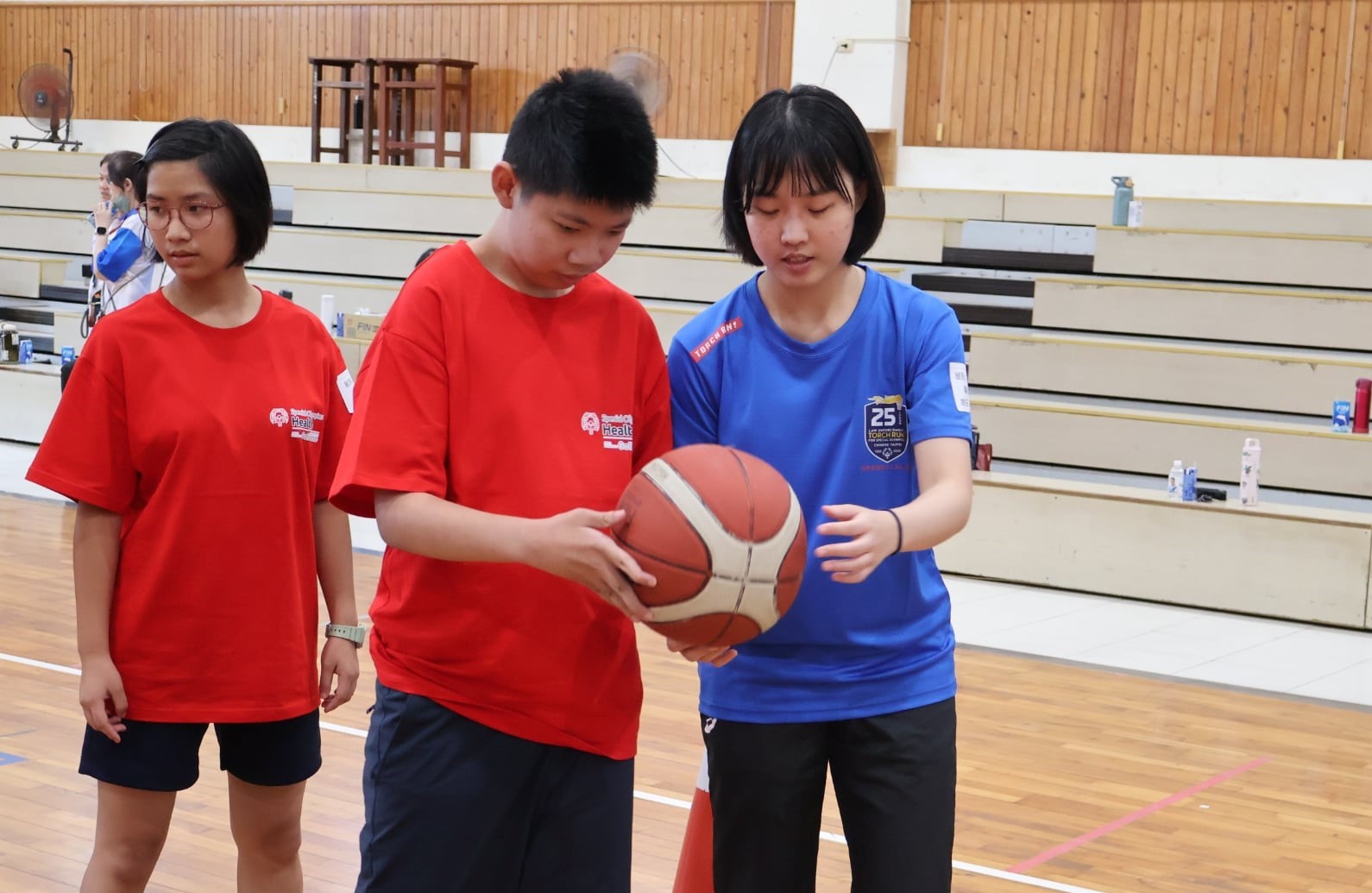 中央警察大學融合志工耐心的陪伴學生打球