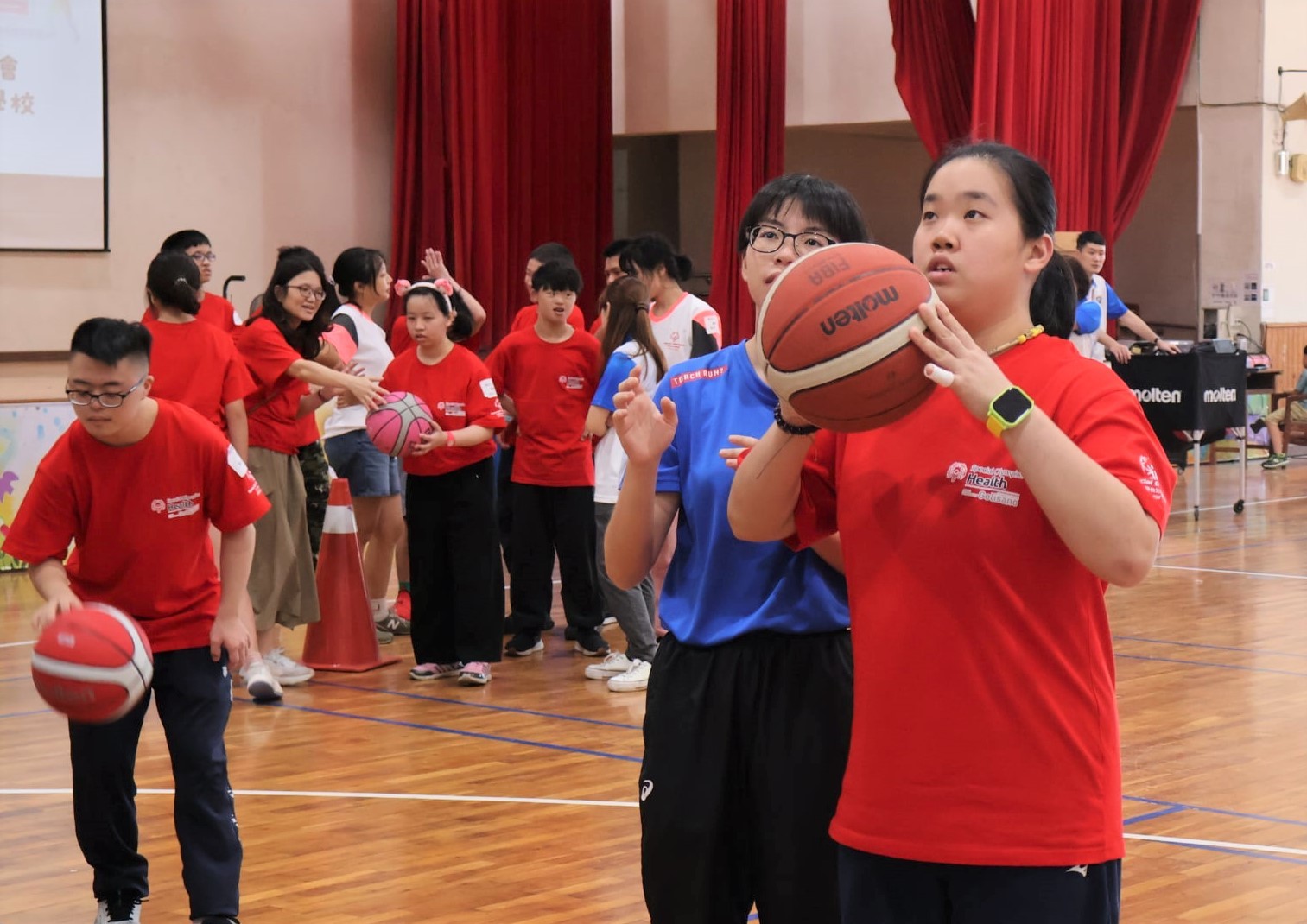 在融合志工的陪伴下，運動員勇敢投球