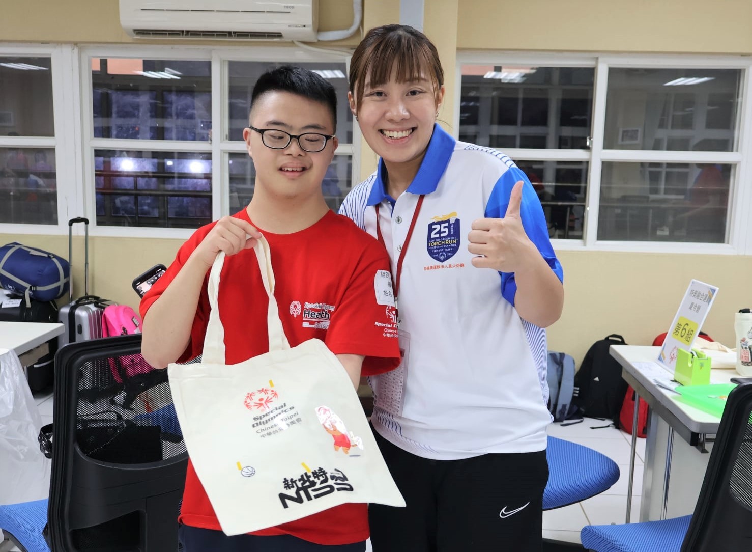 運動員透過拓印特奧logo，製作獨一無二的手工袋