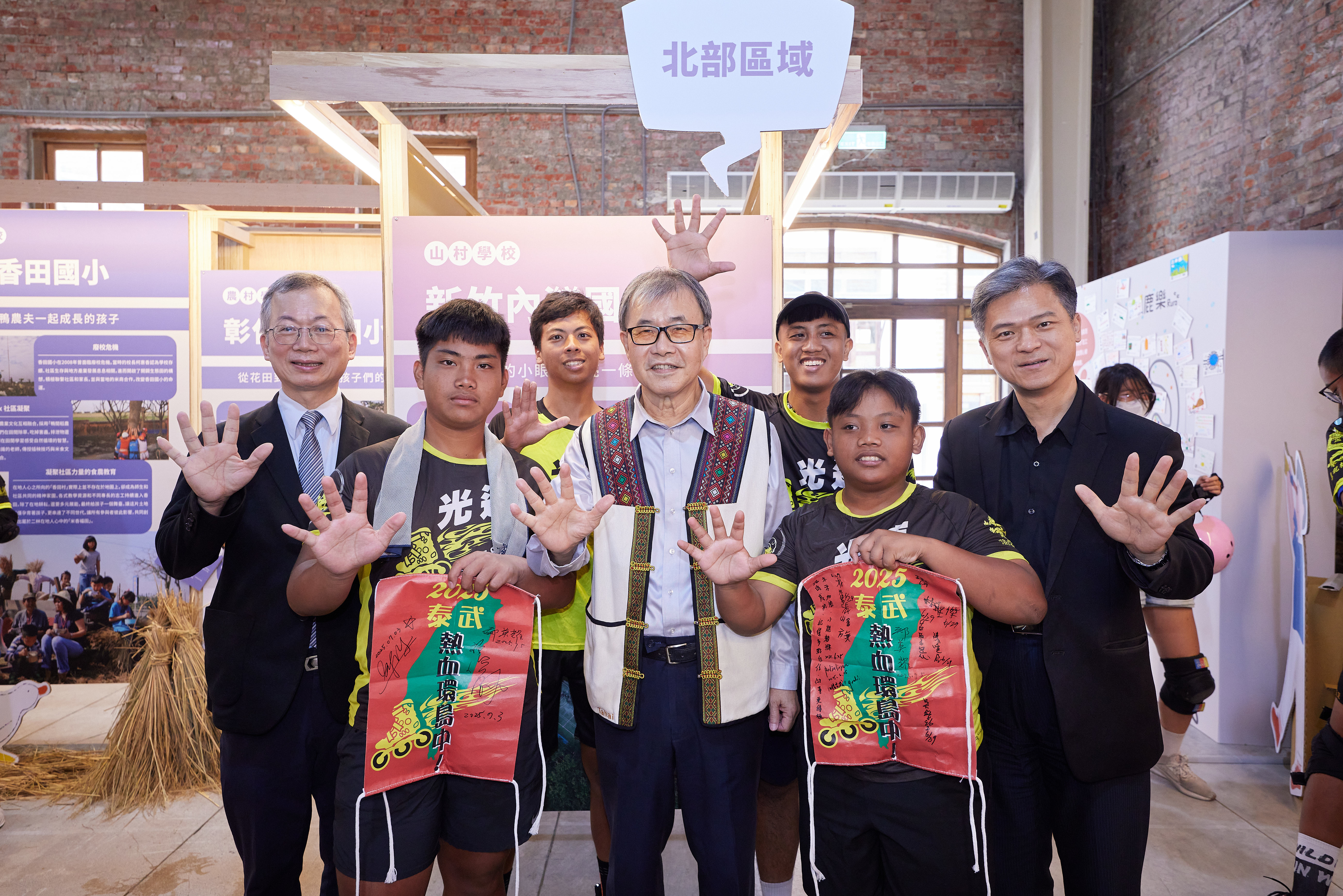 （左起）政大校長李蔡彥、教育部部長鄭英耀、教育部國教署署長彭富源與偏鄉直排輪隊小朋友合影 (政大提供)