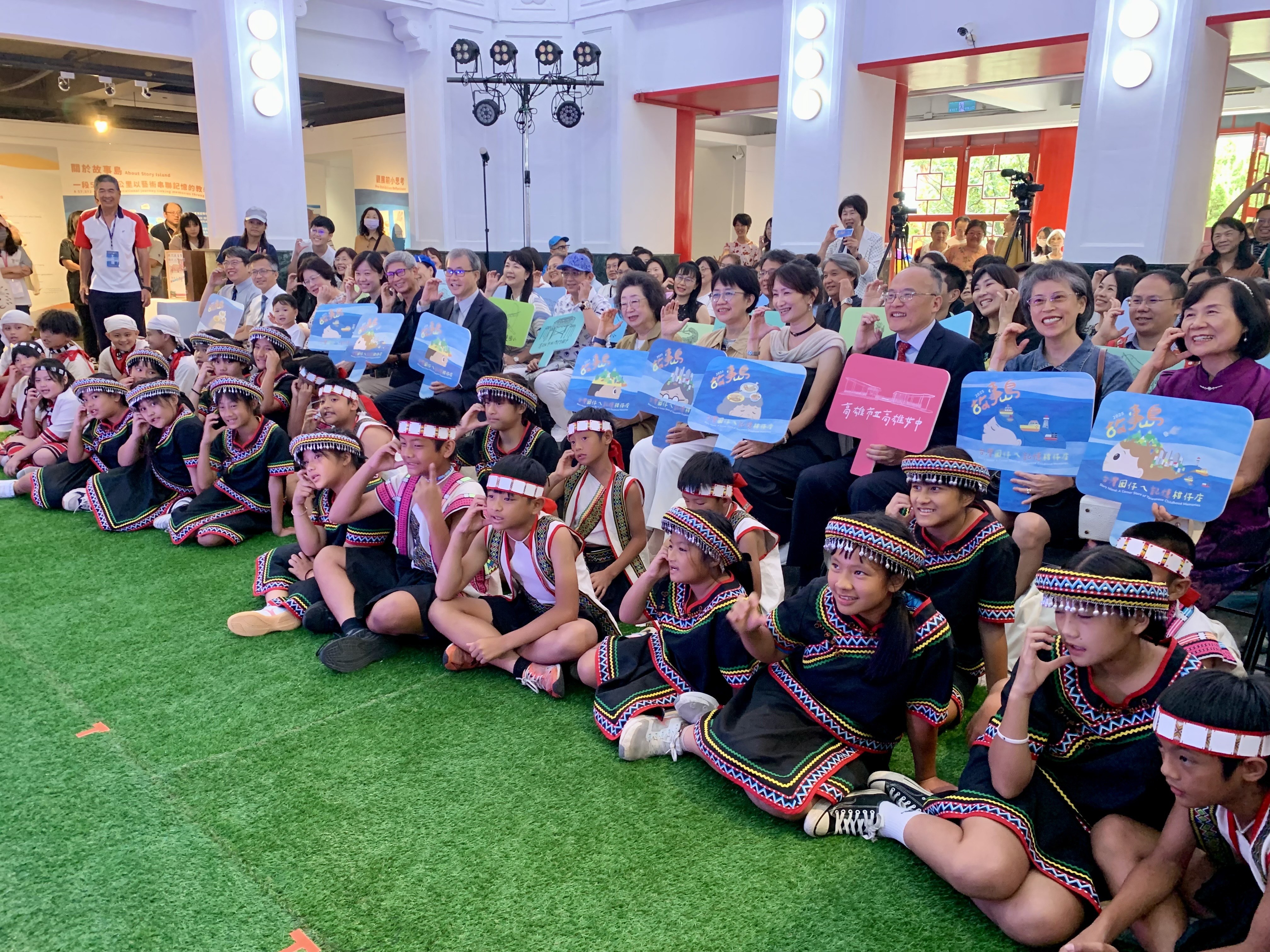 《故事島：台灣囡仔ㄟ記憶柑仔店》開幕式大合影 (記者攝)