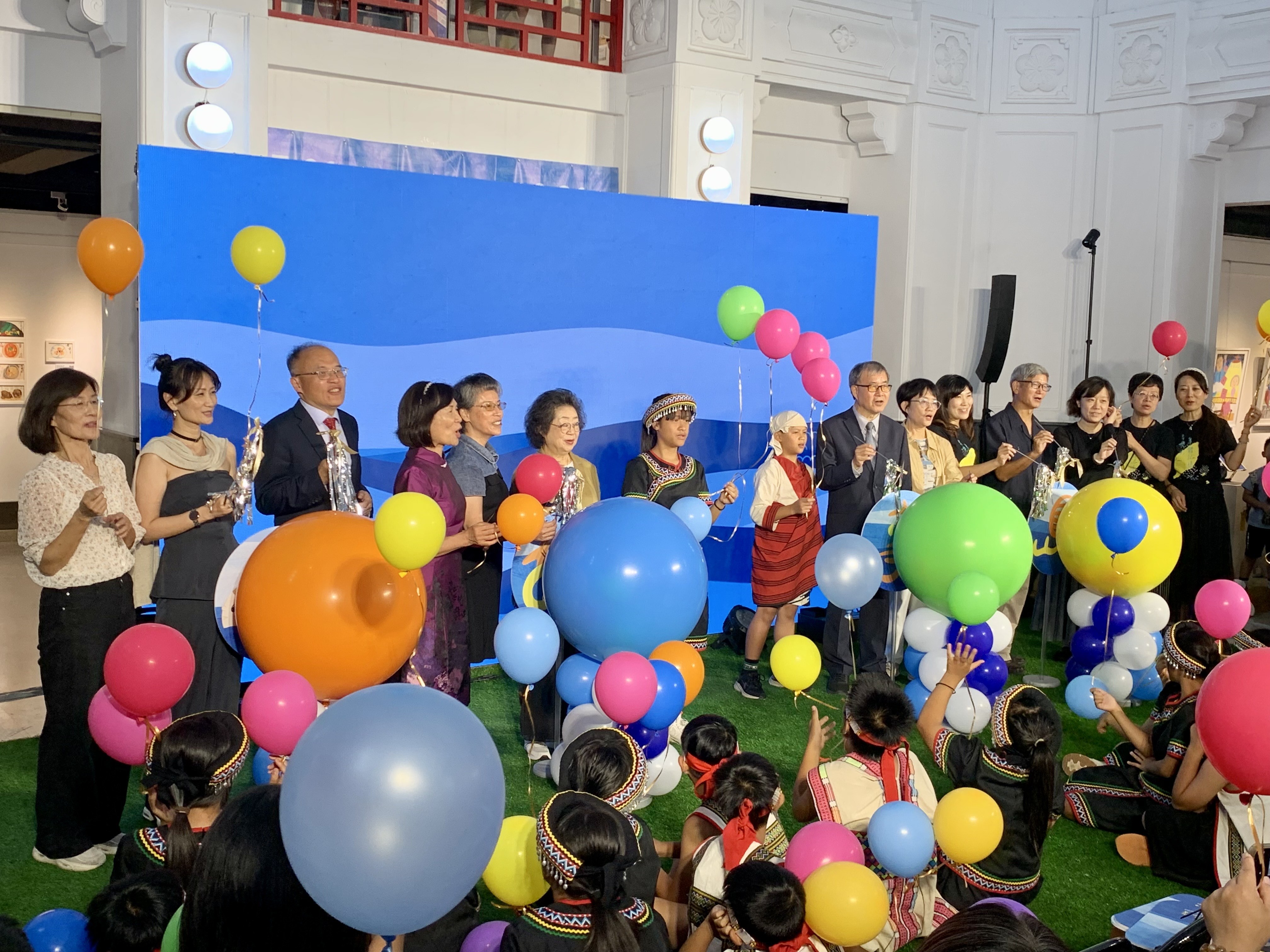 《故事島：台灣囡仔ㄟ記憶柑仔店》開幕儀式，氣球乘載著希望 (記者攝)