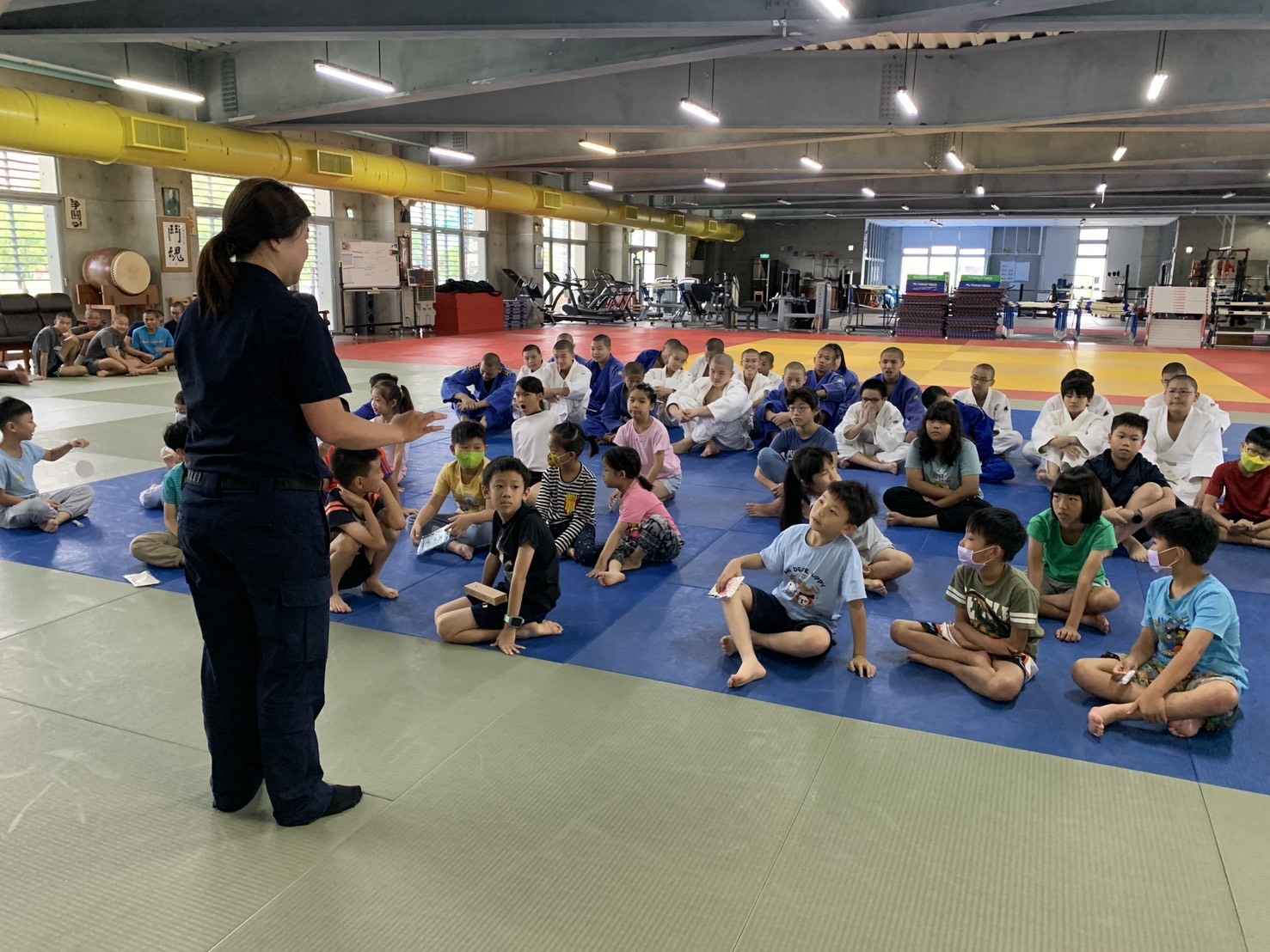 警察姊姊向柔道營的小朋友們宣導婦幼安全