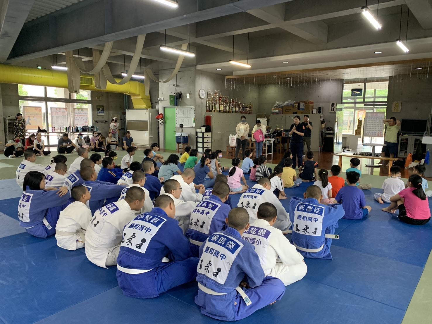 警察姊姊向柔道營的小朋友們宣導婦幼安全