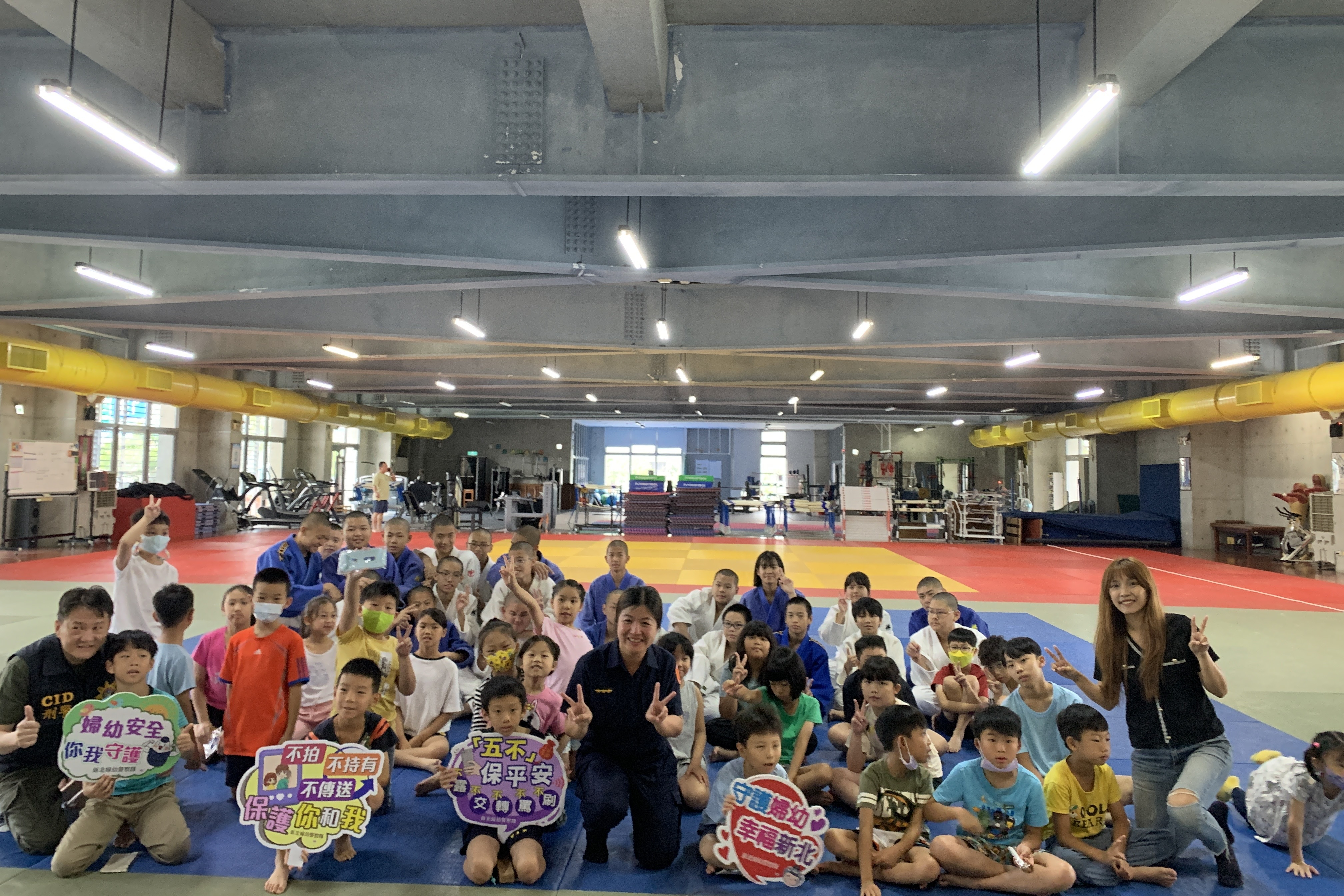 警察姊姊與柔道營的小朋友們合照