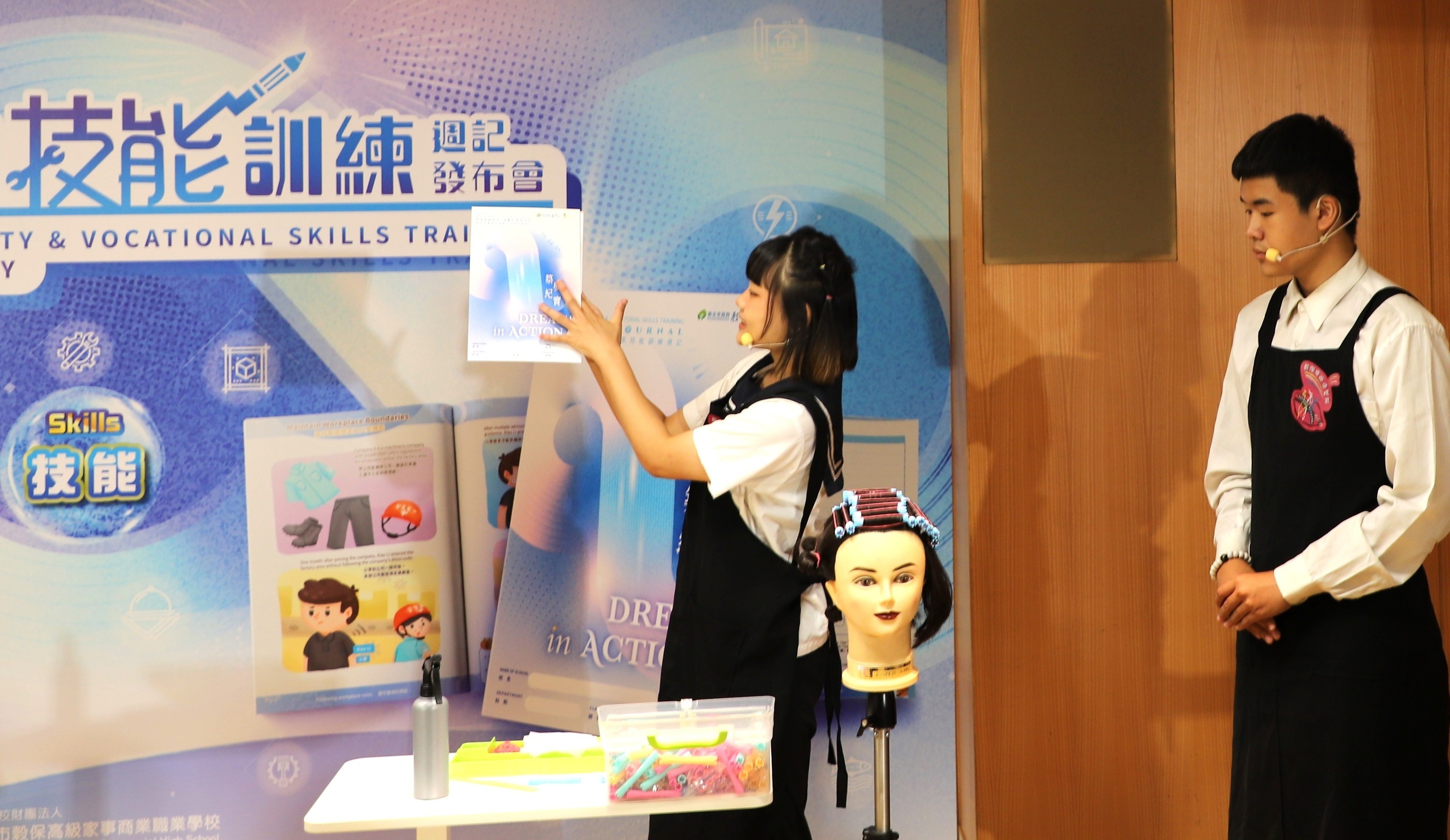 穀保家商學生演出使用雙語品德技能週記小短劇