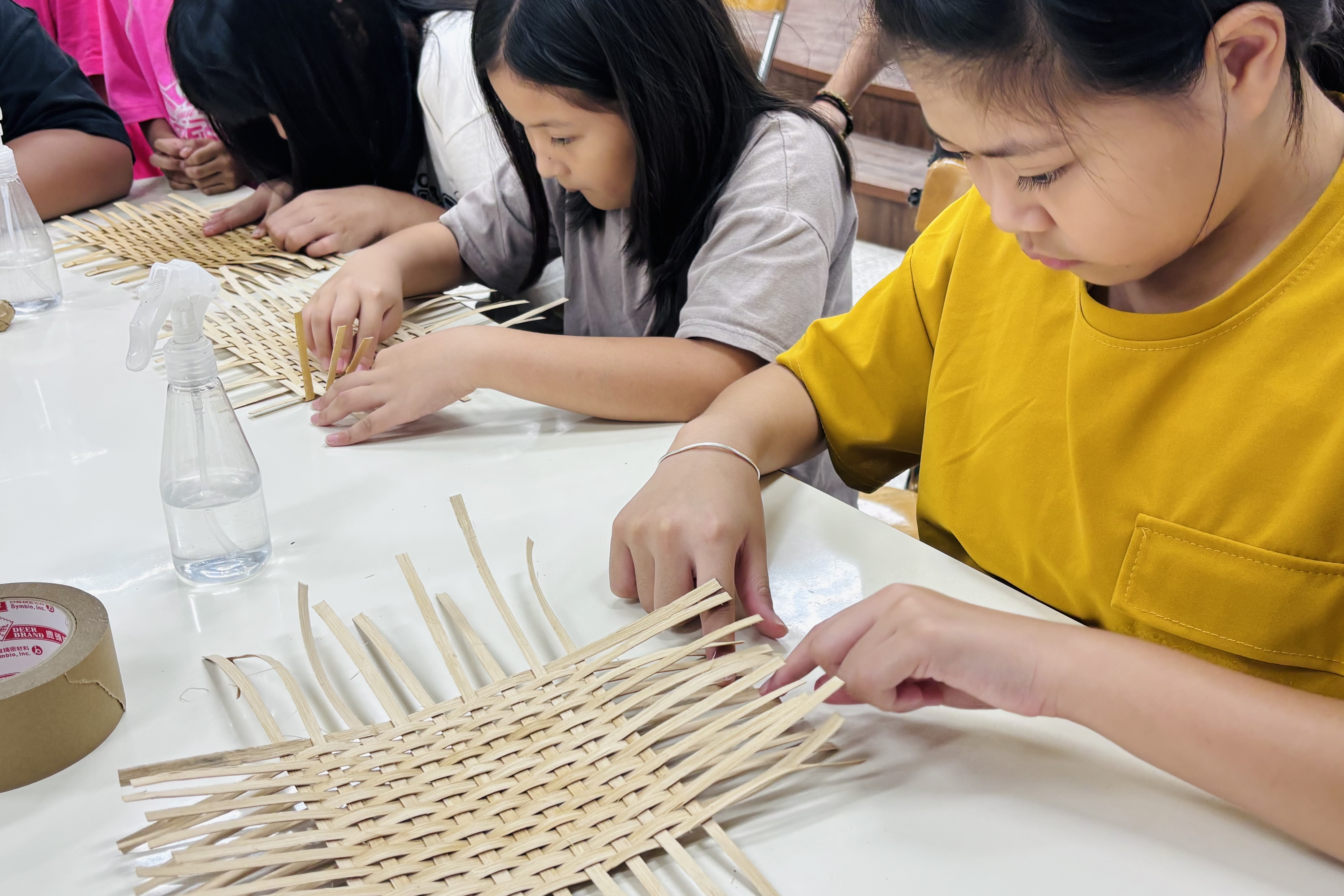 建和國小夏日樂學學習傳統藤編