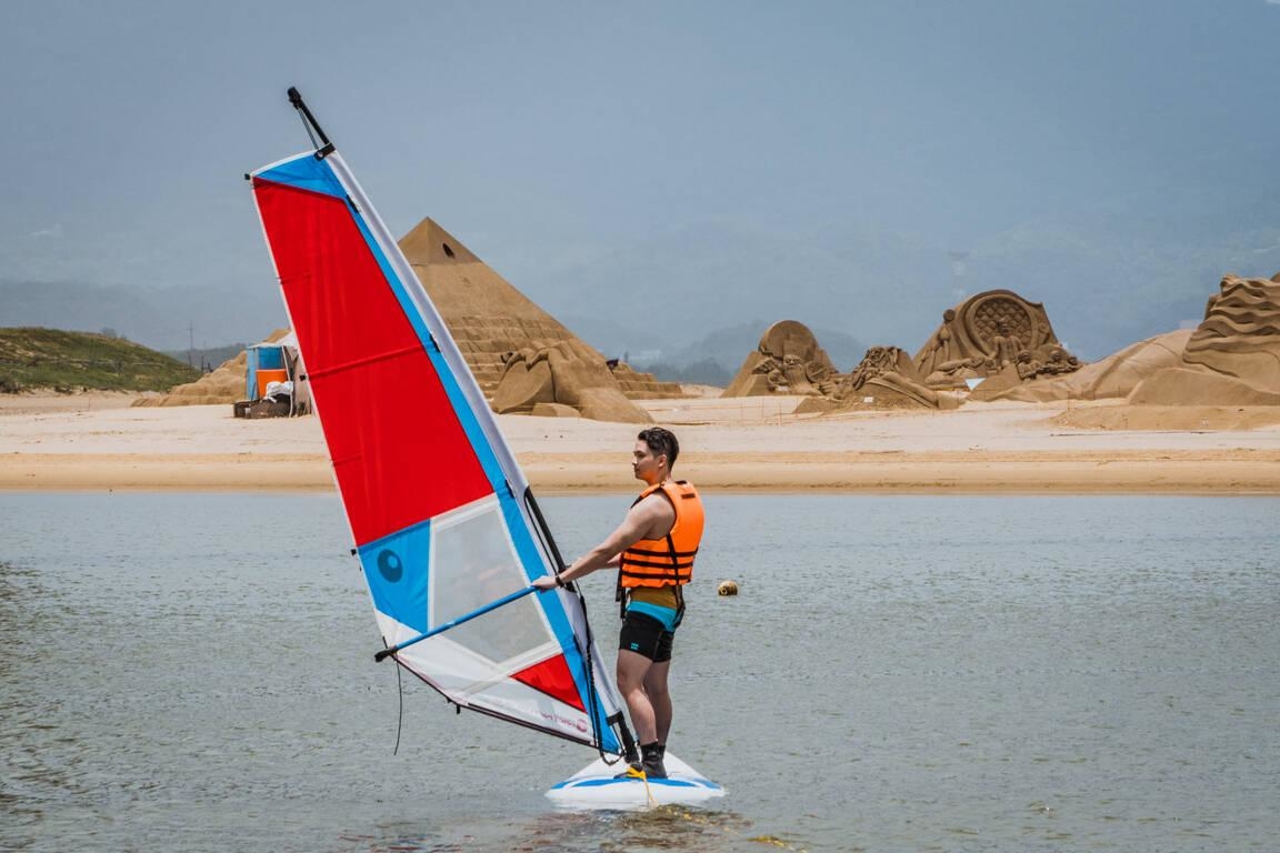 福隆雙溪河河面寬闊平穩，適合從事風帆、獨木舟、立式划槳等水域遊憩