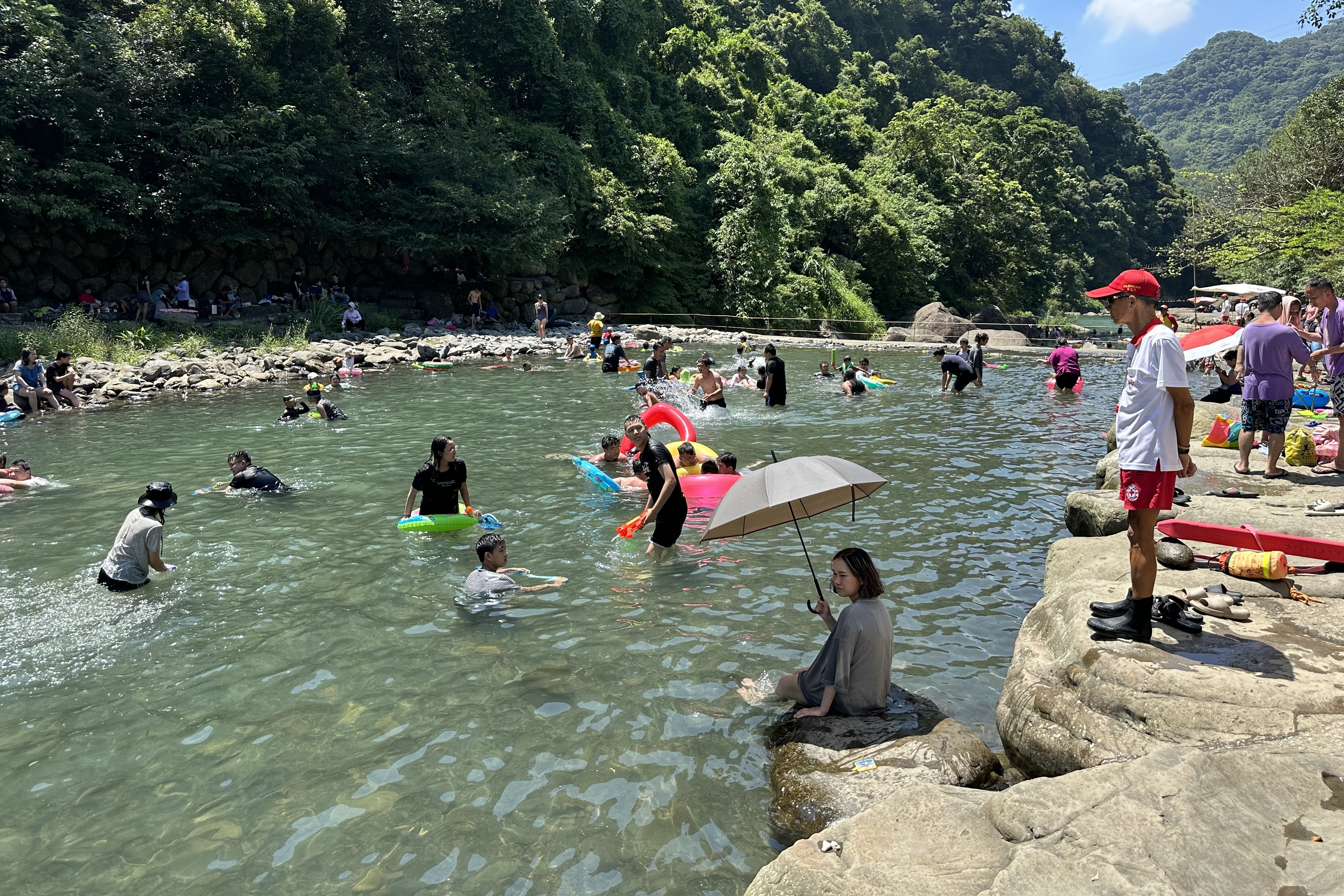 大豹溪戲水景點 現場有合格救生員駐守
