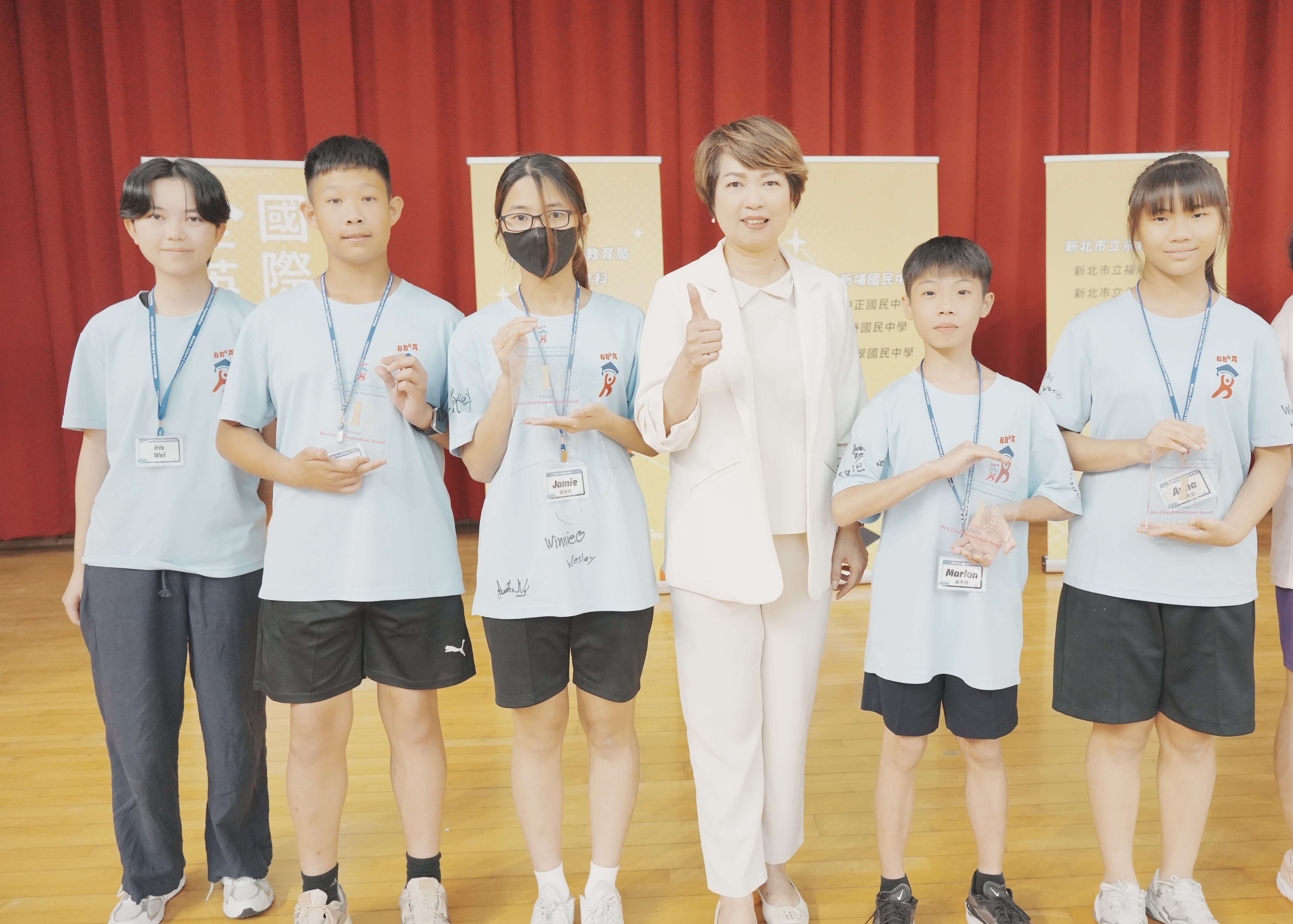 龔雅雯副秘書長（右3）頒發最佳台風獎獲獎同學