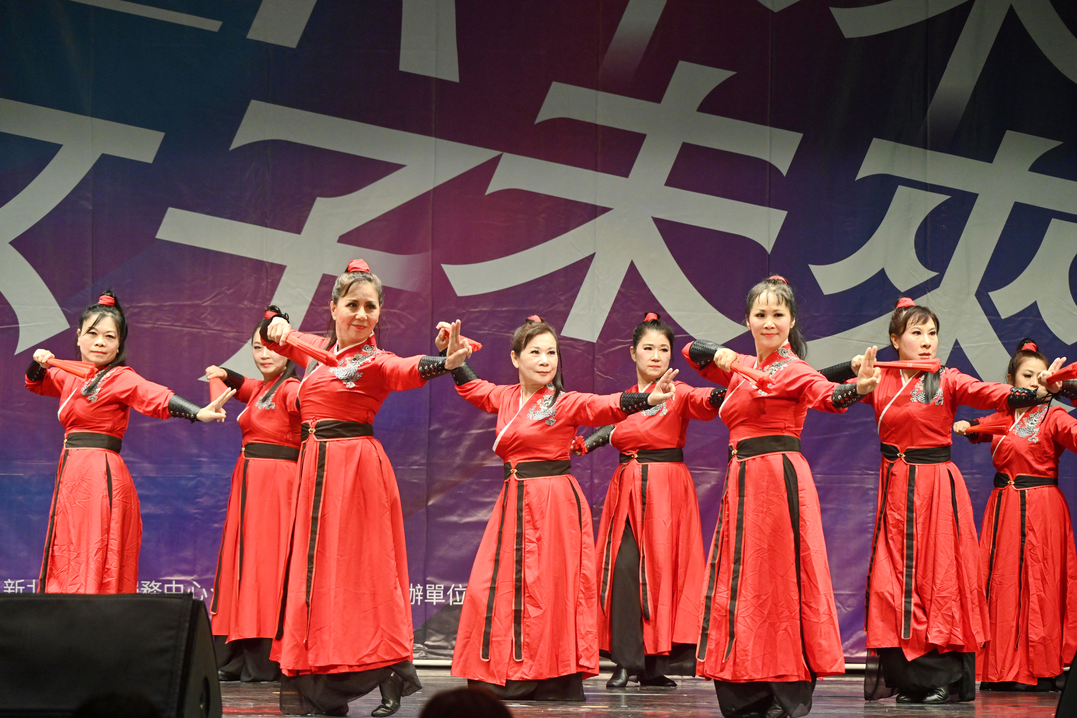 成果展上，學員展現舞蹈、音樂、書法、國畫等多元才藝