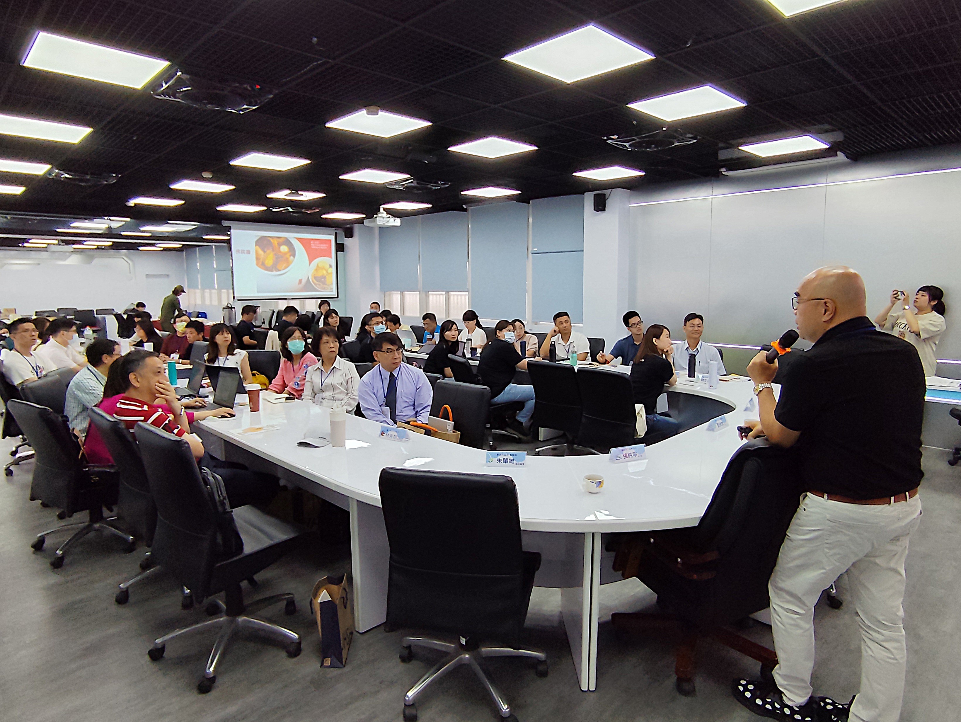 與會教師認真參與