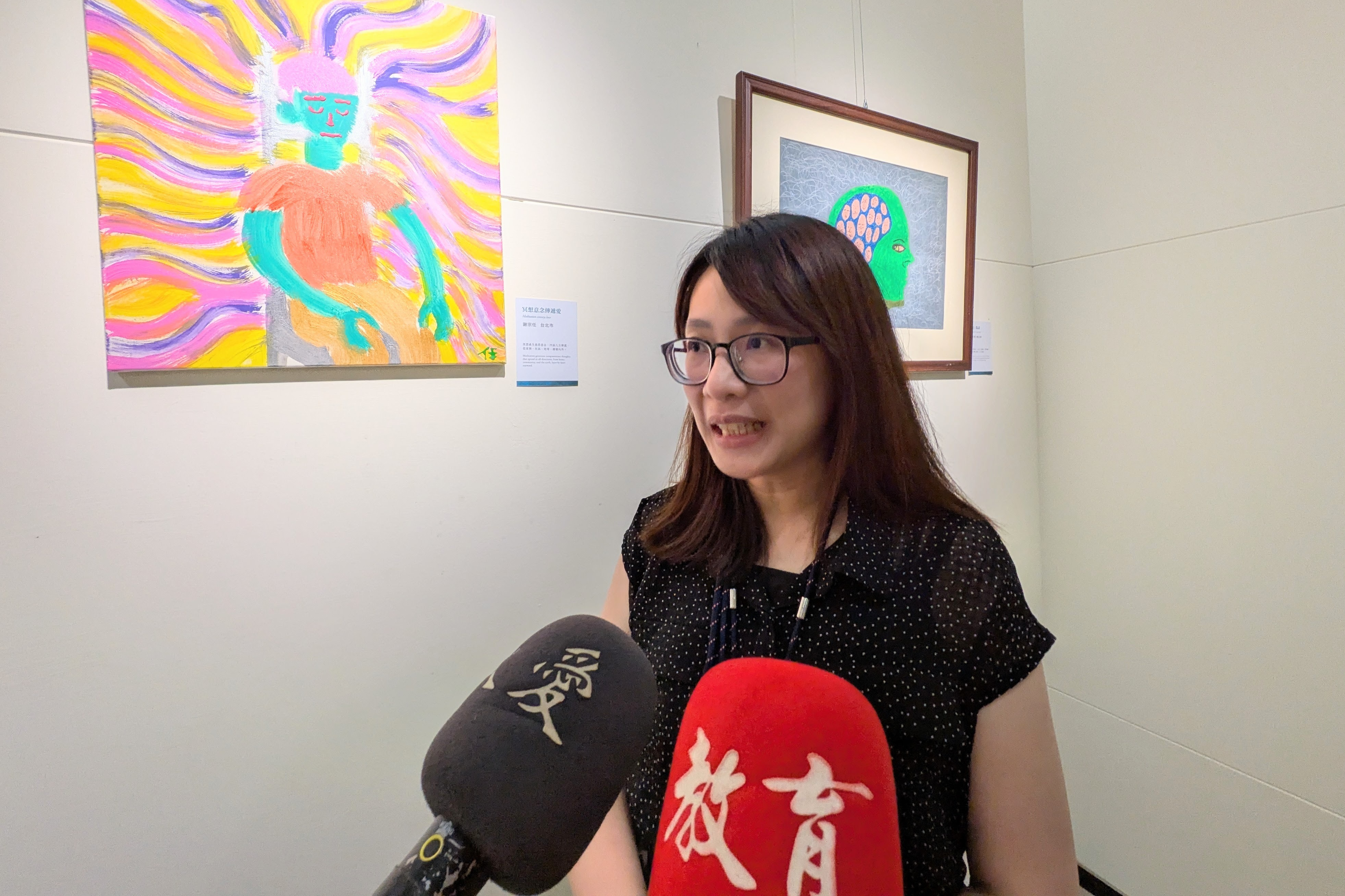 策展人謝佩君職能治療師表示，精神康復之友透過創作，表達自己的內在世界和人生歷程