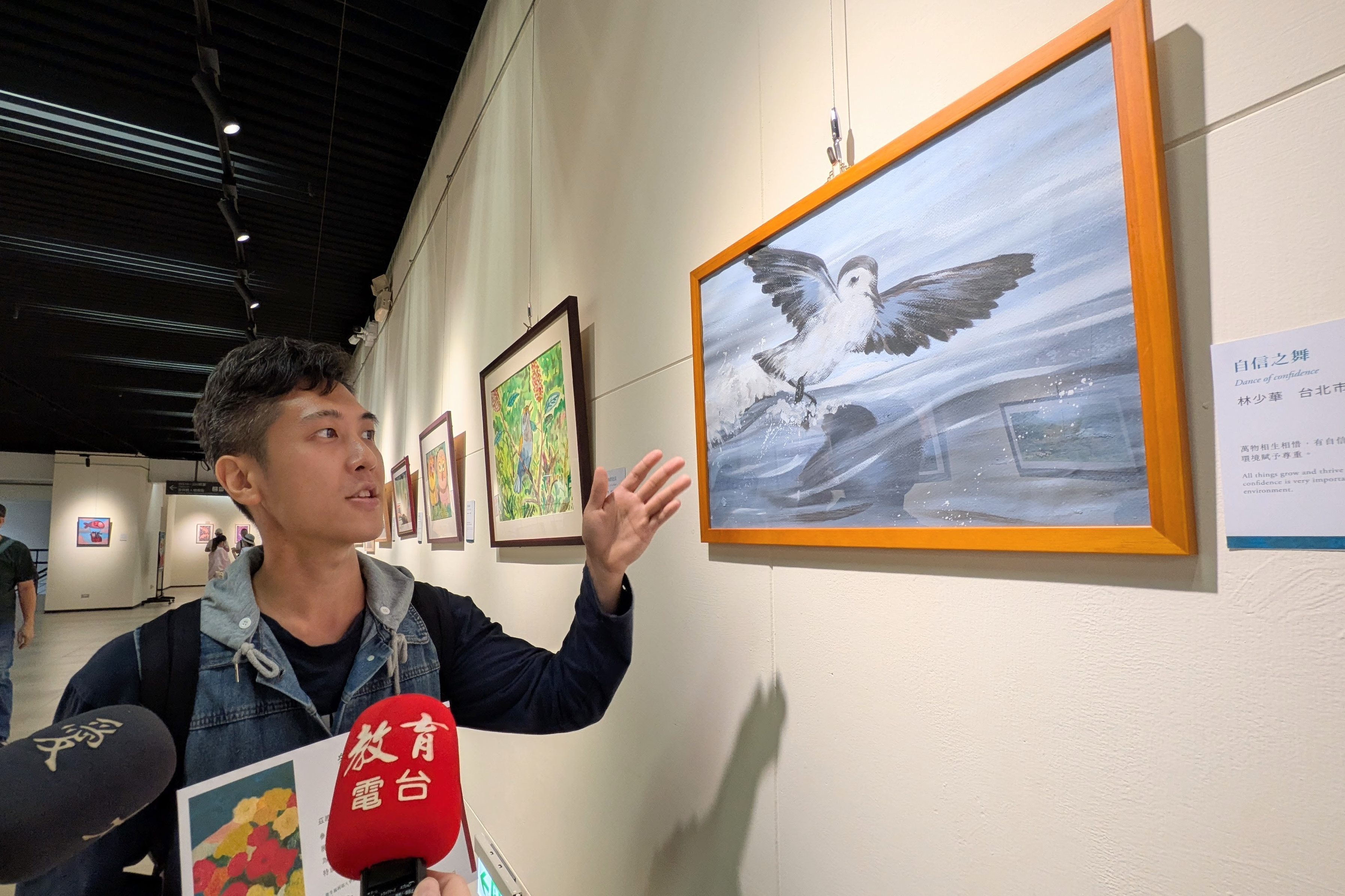 林少君的作品《自信之舞》，畫著一隻滑行在水面上的海鷗正自信地舞動著