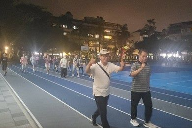 臺北市內湖區健康服務中心在新湖國小開設夜間健走課程，鼓勵長者和家人健走

