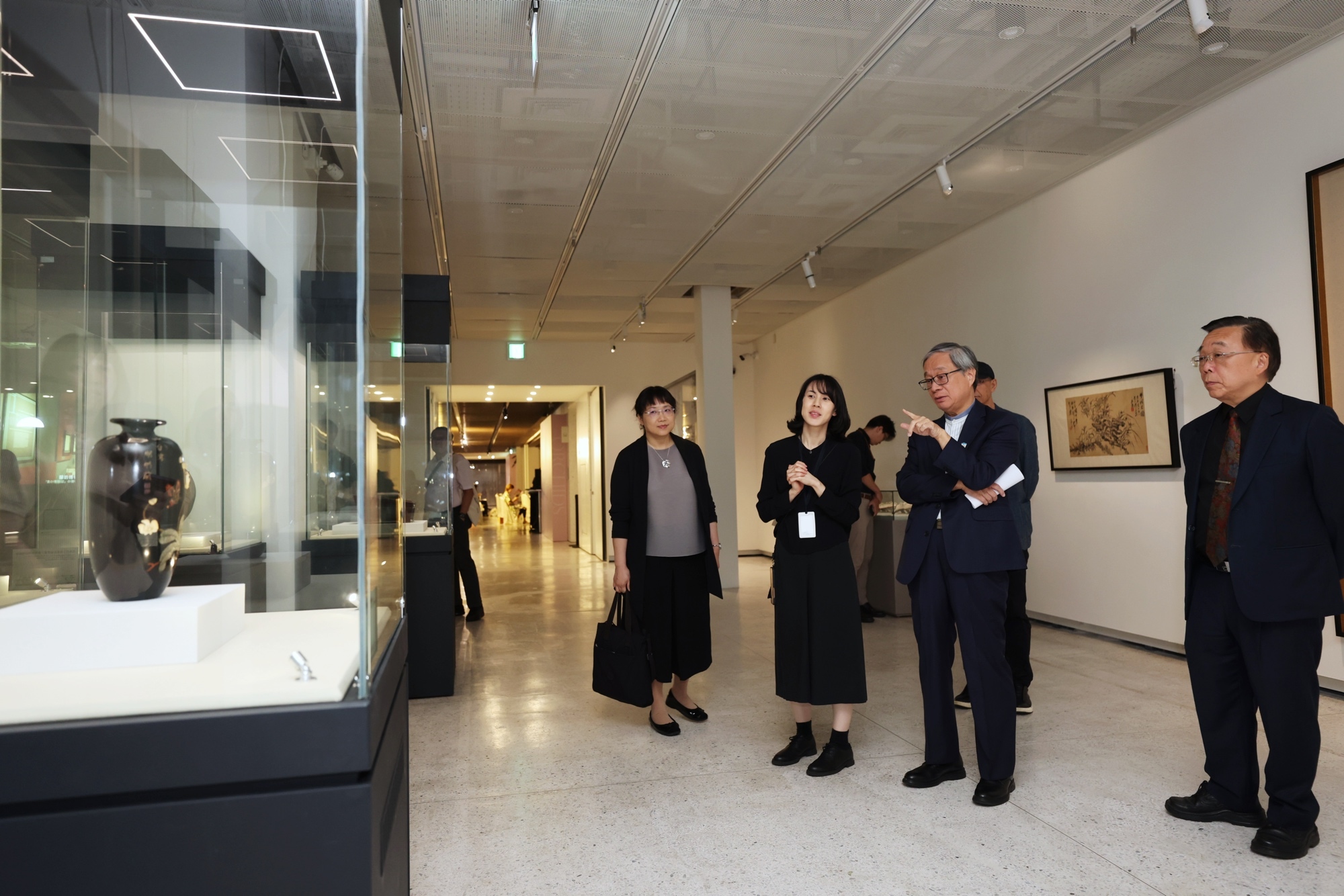 史博館「臺灣蘭花百姿－臺北展」展出強調臺灣特色的漆器工藝蓬萊塗。(史博館提供)