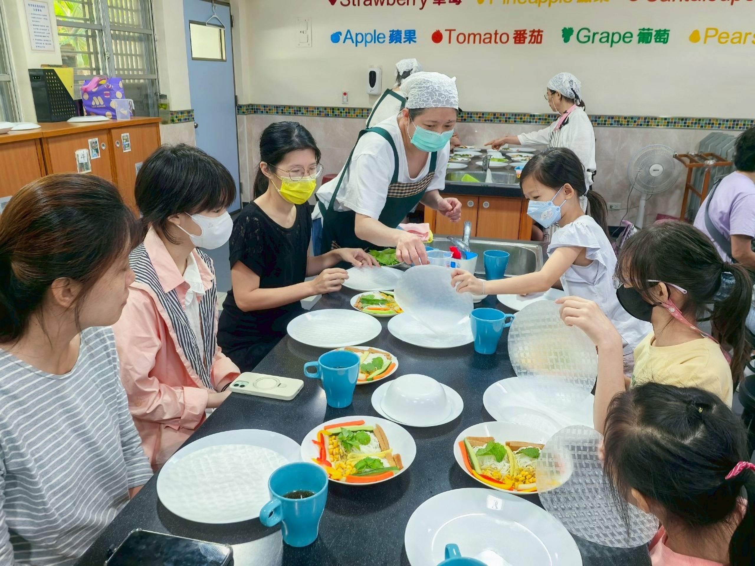 永平國小辦理食育親子育樂營，讓學童體驗製作料理，將食育教育向下扎根