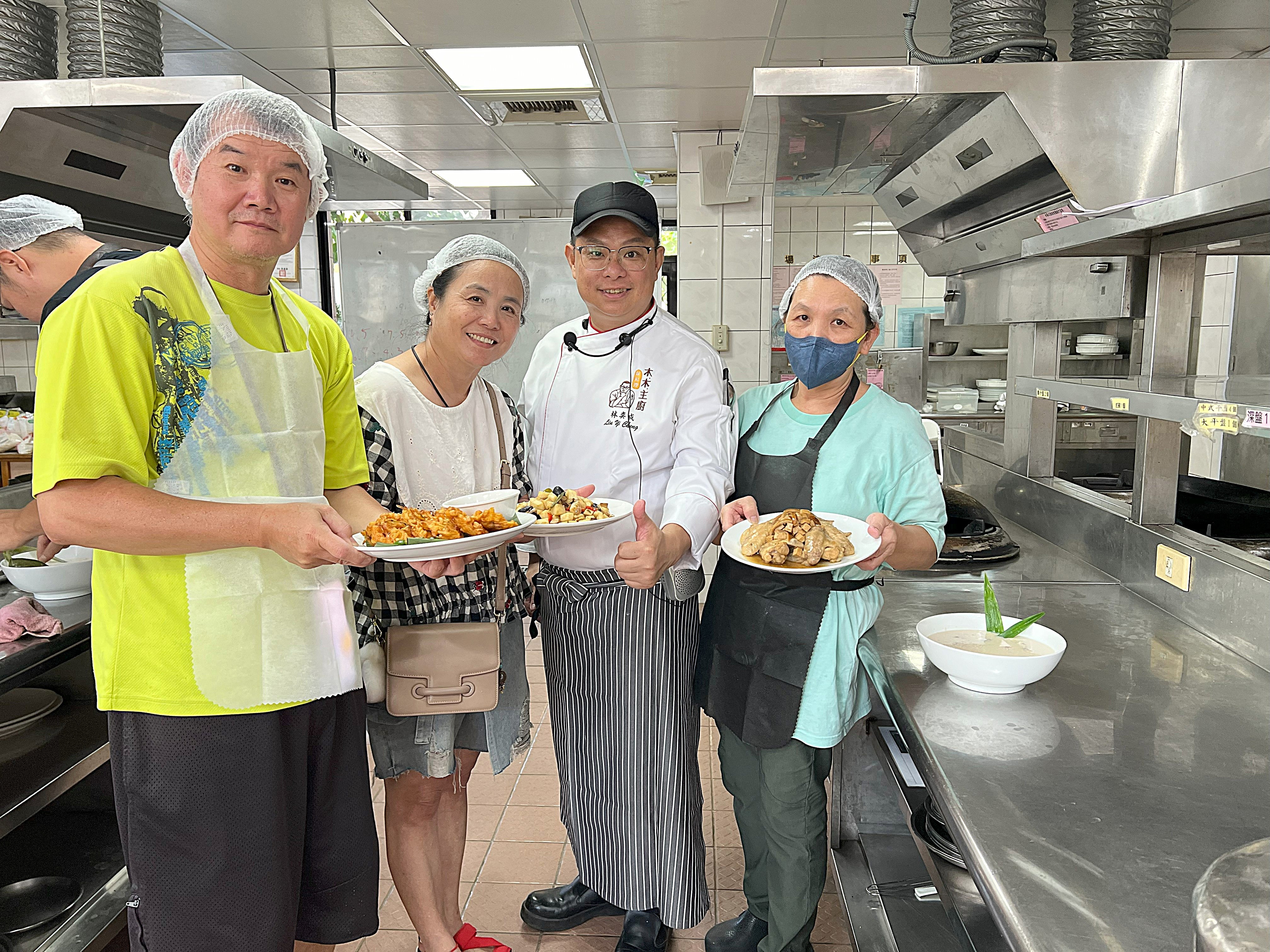 國際飲食教育校廚教學營，木木主廚與完成實作的午餐秘書及校廚合影，美味上桌