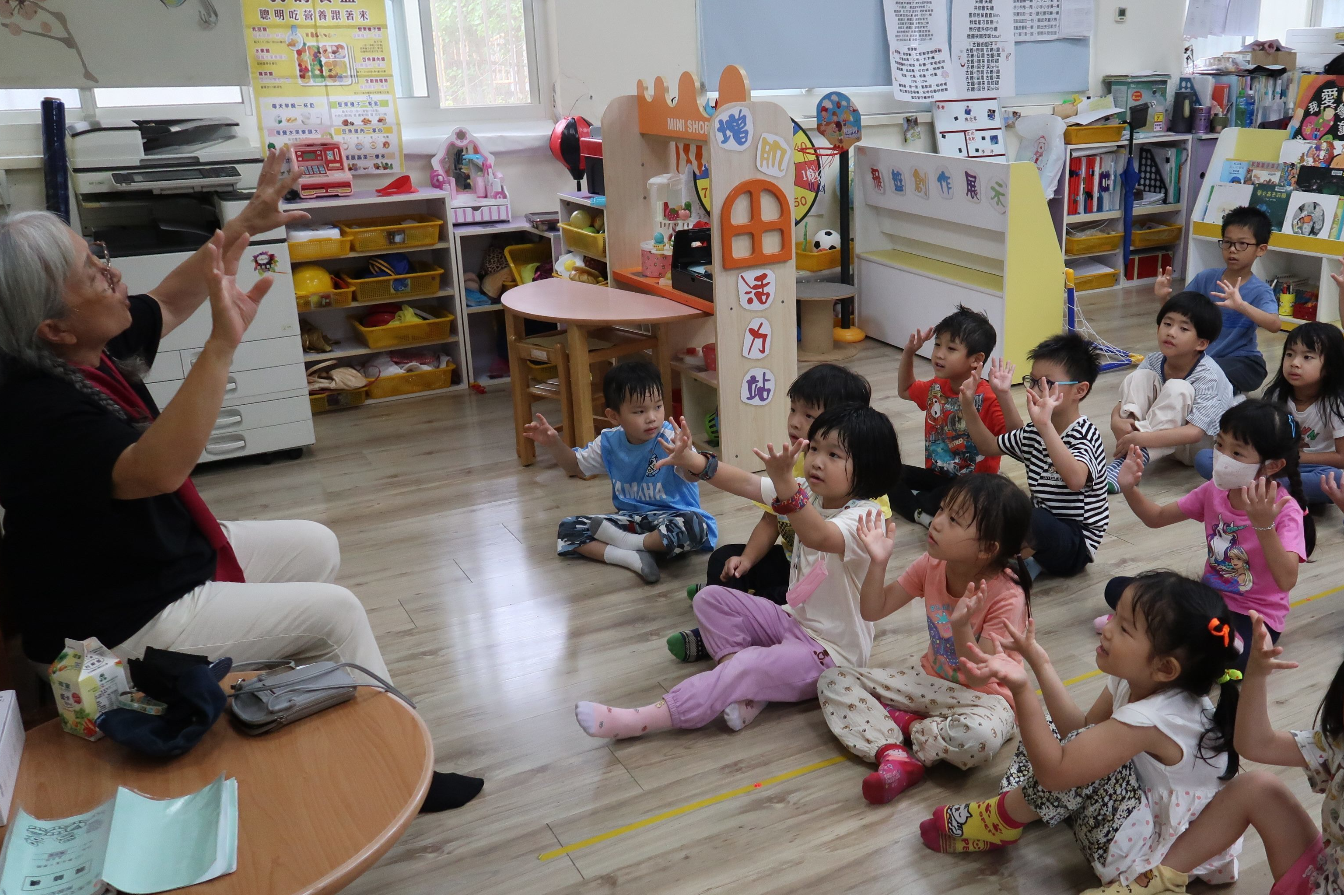 銀髮貴人到幼兒園教小朋友唱英文歌