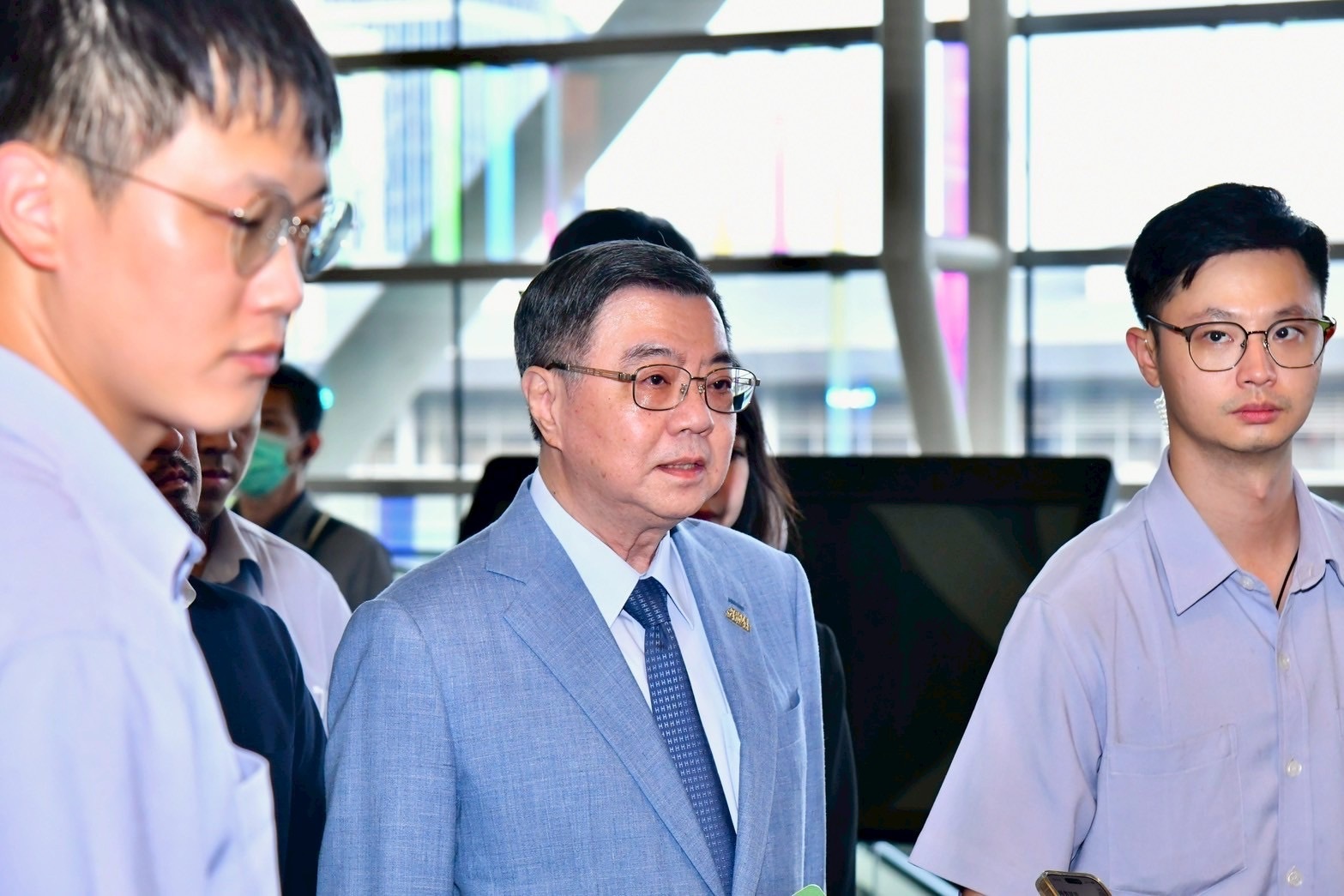 行政院院長卓榮泰今天(16日)出席「第55屆全國技能競賽開幕典禮」，回答媒體詢問臺師大女足隊一事。(行政院提供)