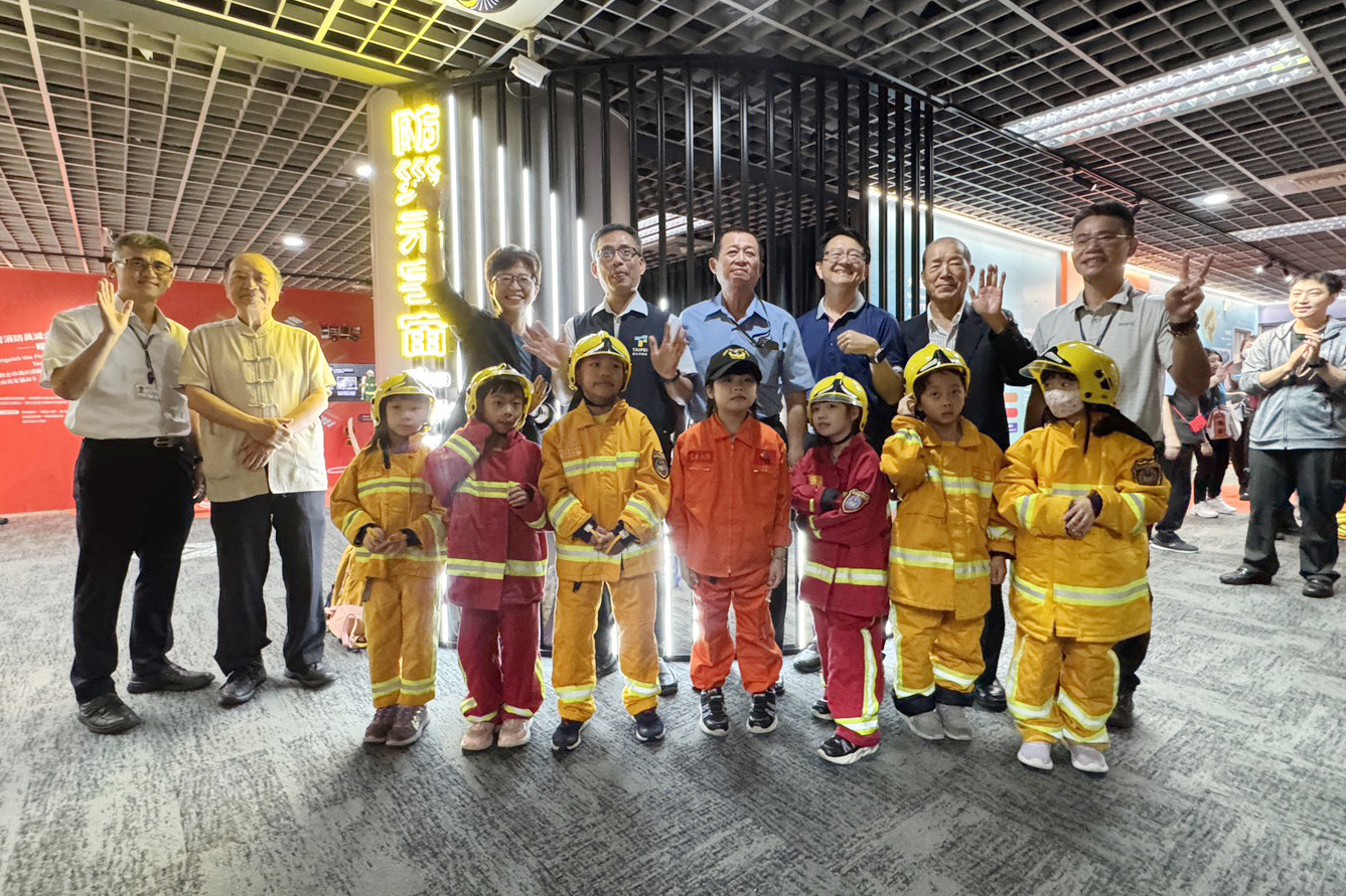 臺北市暑期消防營活動讓小朋友穿戴救災裝備，體驗消防員工作