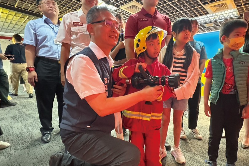 小朋友體驗滅火遊戲