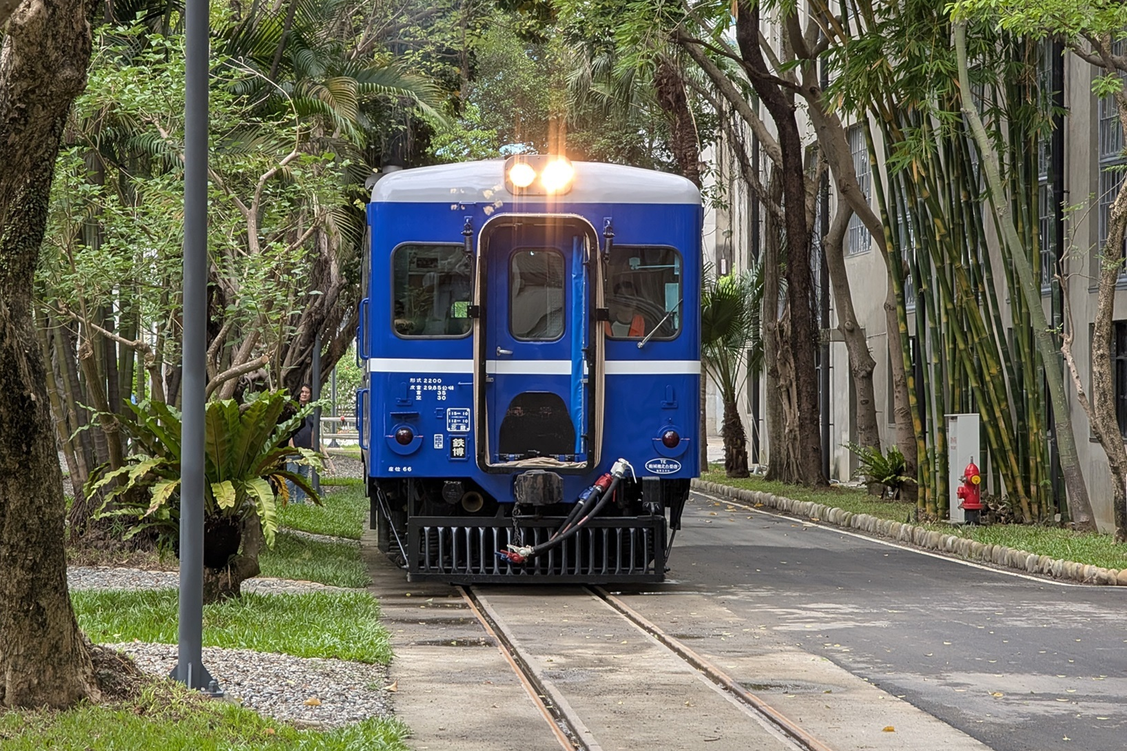 修復完成的藍皮柴油客車，將於假日限定乘車體驗時段行駛於園區內修復的軌道上。(文化部提供)