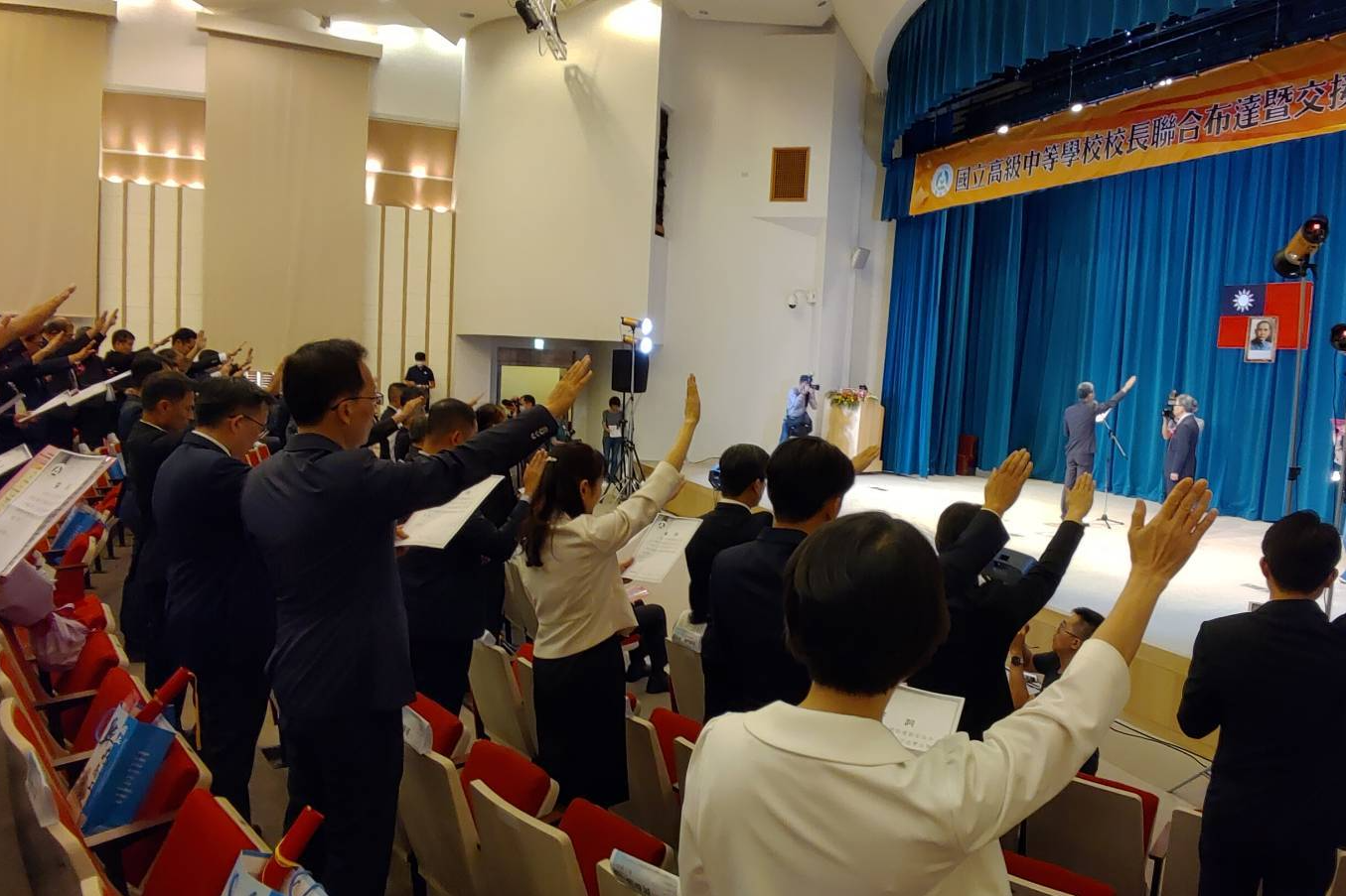 國教署舉辦的114學年度國立高級中等學校連任、轉任及新任校長聯合布達暨卸任、新任校長交接典禮,典禮前鄭英耀部長接受聯訪