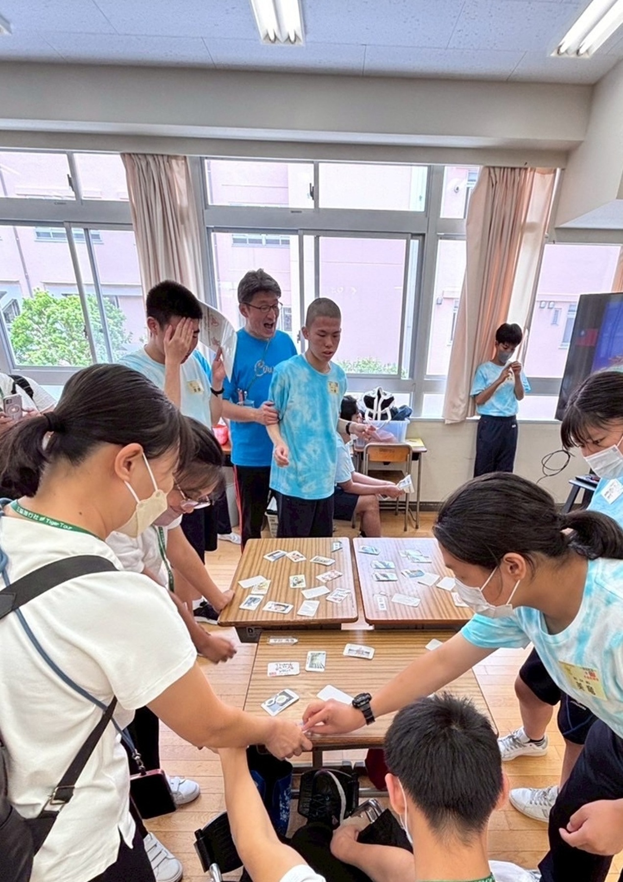 與足立學校學生互動、建立情誼 (教育部提供)