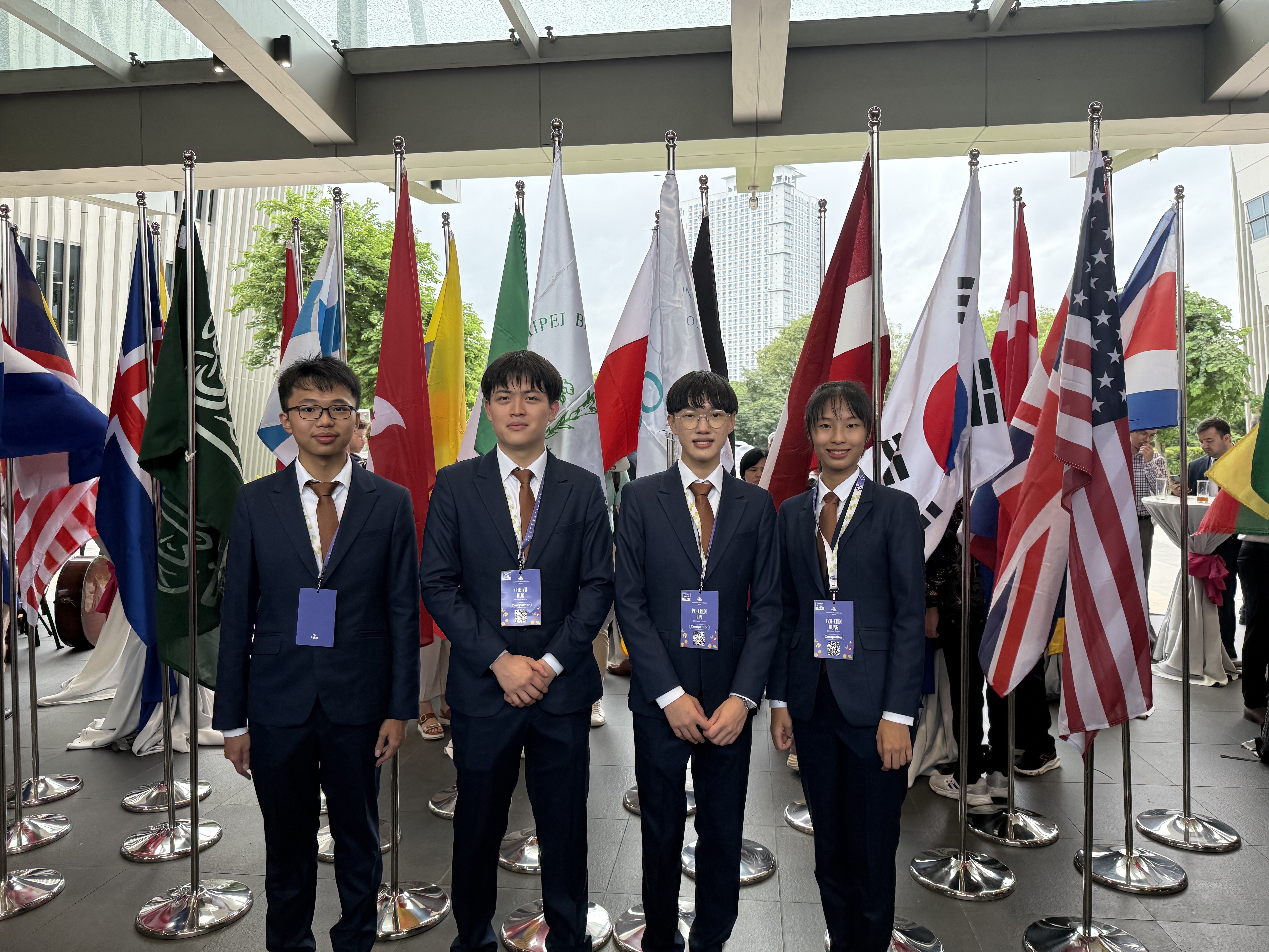 獲獎同學合影，由左至右陳俊穎、郭哲聿、林柏辰、洪子芩 (教育部提供)