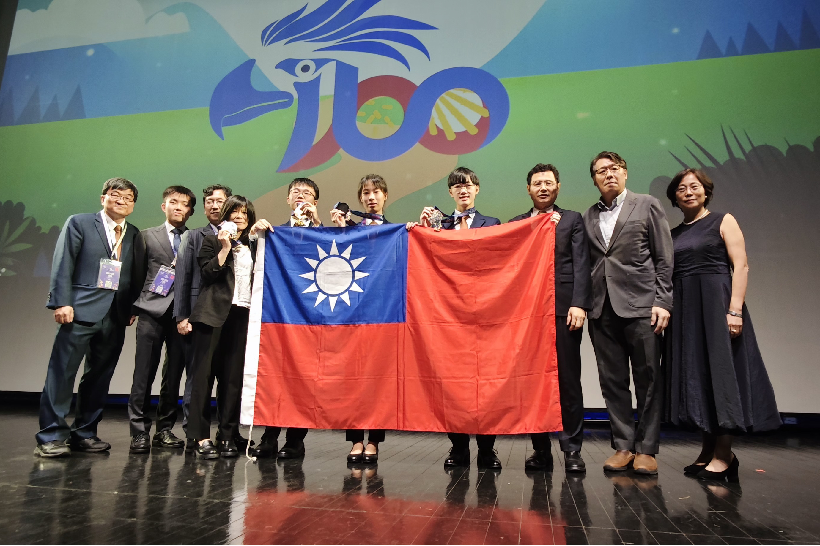 代表團大合影，由左至右董桂書、陳允禎、林翰佳、劉翠華、陳俊穎、洪子芩、林柏辰、江友中、李世屏、楊奕玲 (教育部提供)