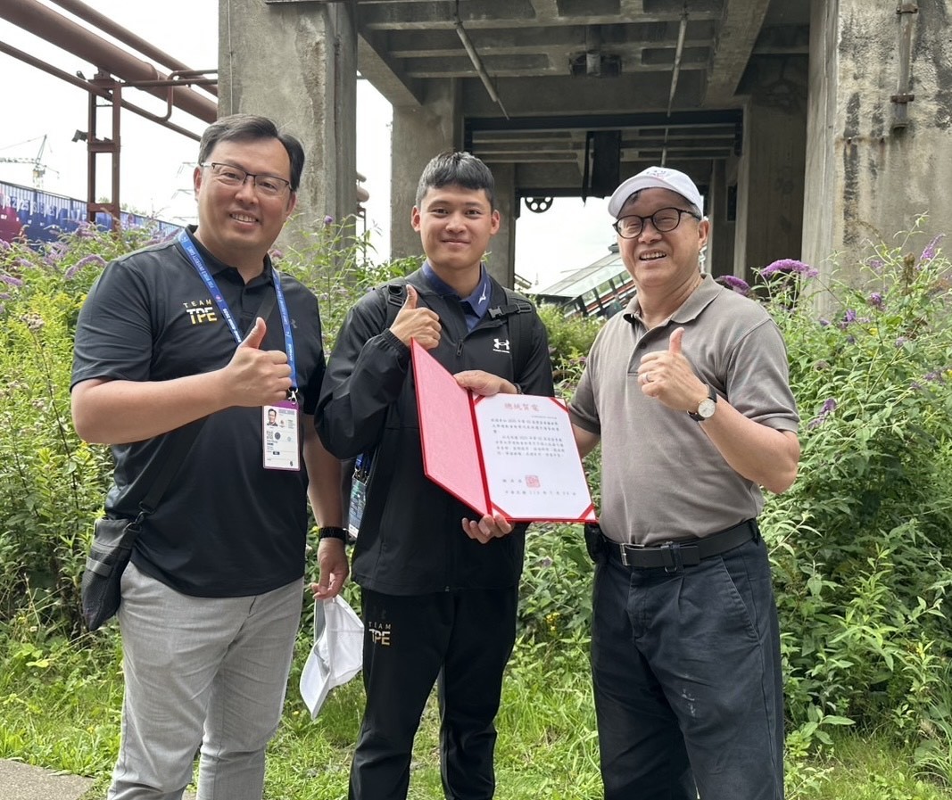 體育署鄭世忠署長(左)邀請駐德代表謝志偉大使(右)，代表賴清德總統頒發賀電，祝賀湯智鈞選手的優異表現 (體育署提供)