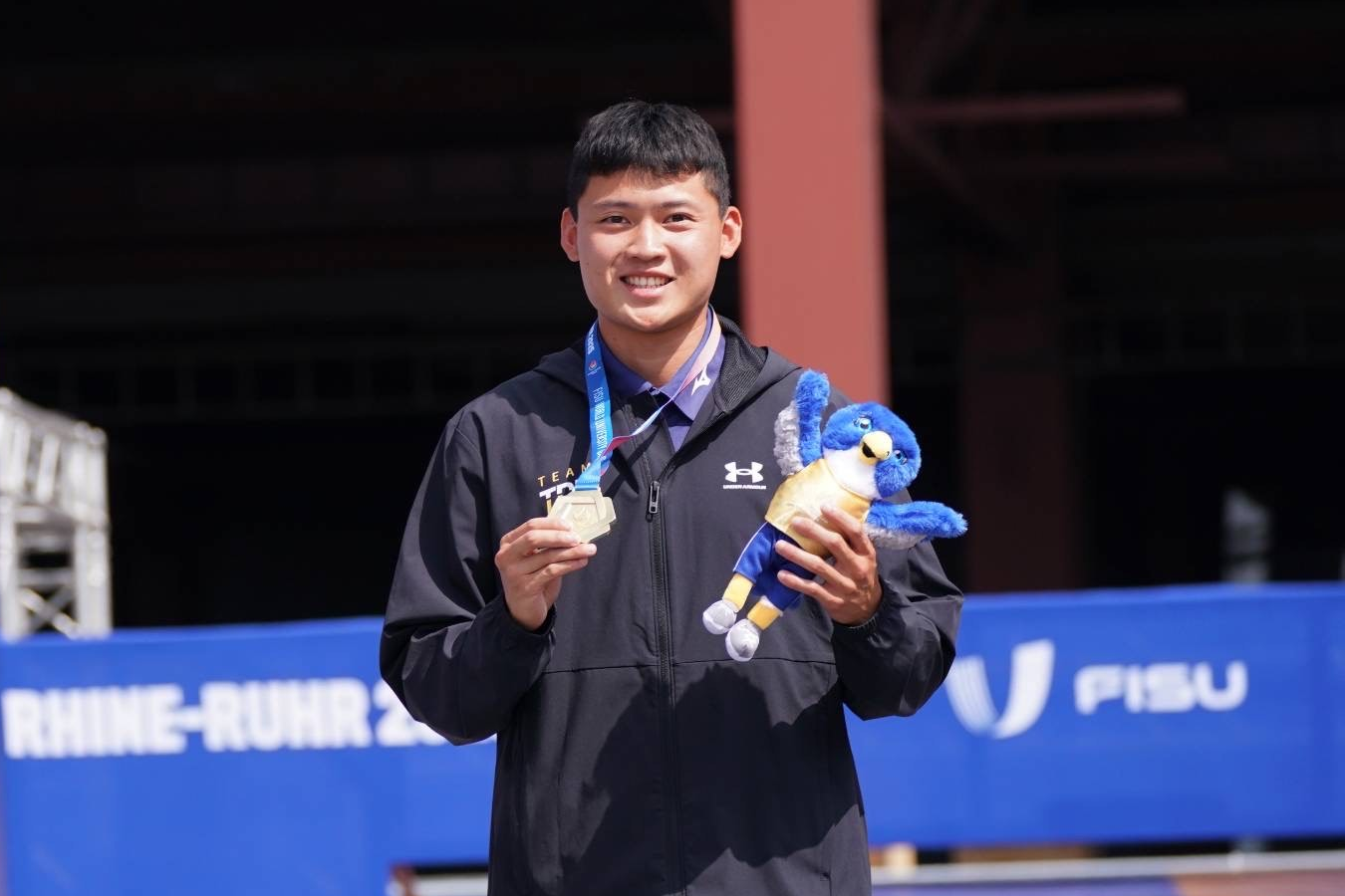 我國射箭選手湯智鈞在2025年萊茵魯爾世界大學運動會男子個人反曲弓項目，為中華代表團摘下本屆第3面金牌 (體育署提供)