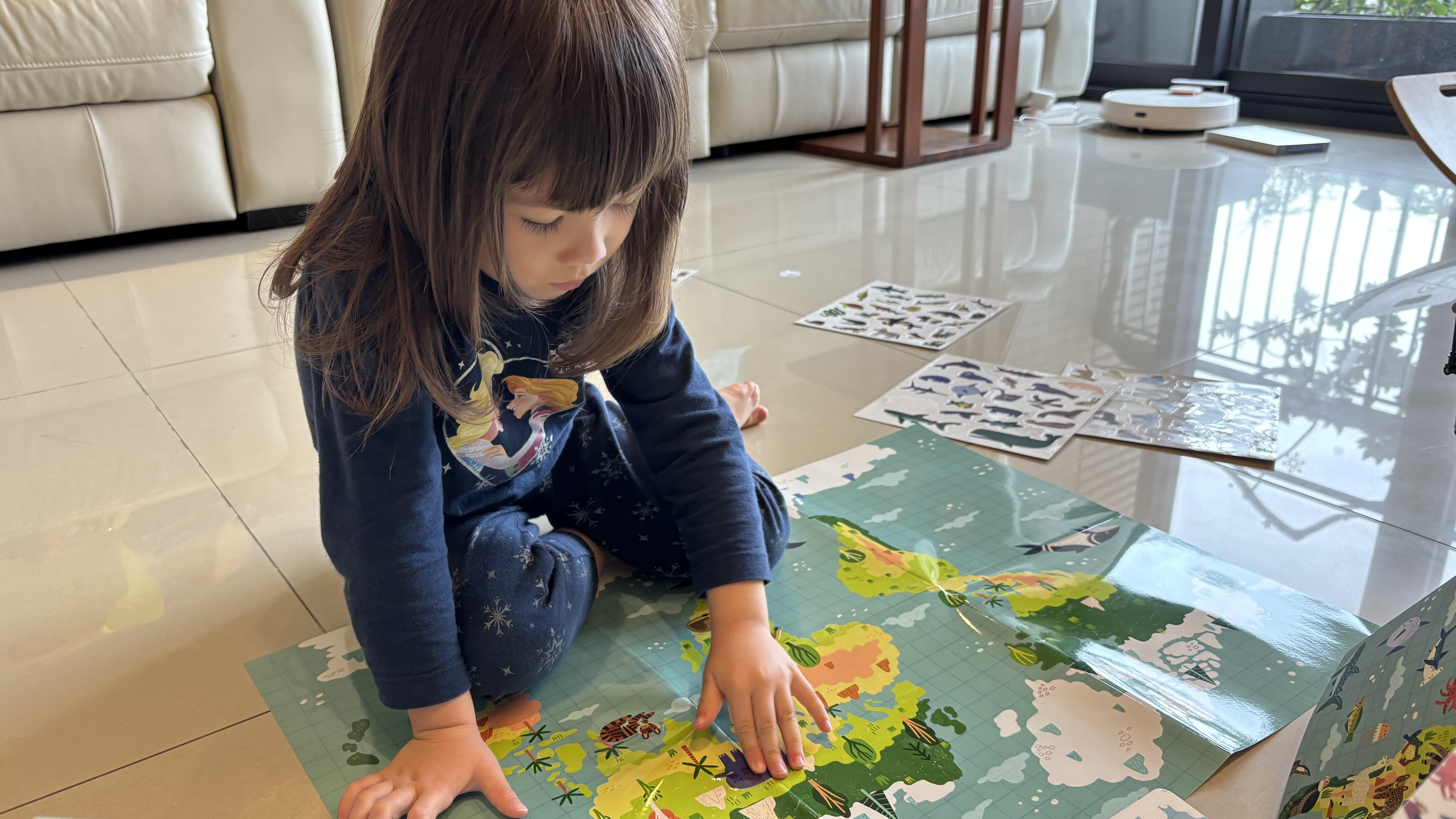 「動物模型」的遊戲，地上有一張世界地圖，把動物模型放到牠們住的地方。