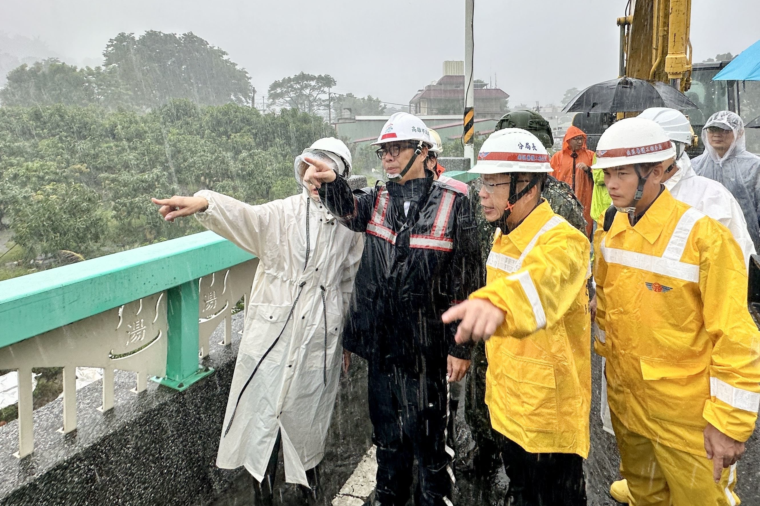 市長陳其邁實地勘察寶來二號橋，了解道路搶通的進度，並感謝公路總局同仁及軍方全力動員協助，他也指示市府工務局全力支援協調，務必加速道路的搶通。 