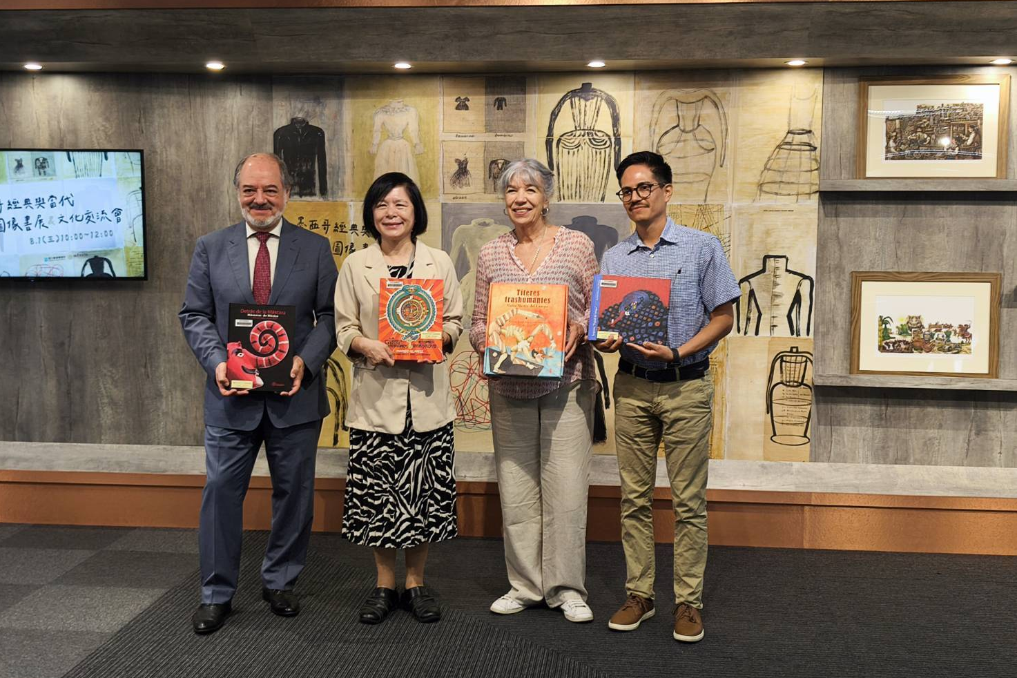 國立臺灣圖書館與墨西哥商務簽證文件暨文化辦事處合作，在今天(1日)舉辦「Hola Mexico! 墨西哥經典與當代兒童圖像書展暨文化交流會」，墨西哥商務簽證文件暨文化辦事處處長Martin Torres(左起、)國臺圖館長曹翠英(左二)等合影。