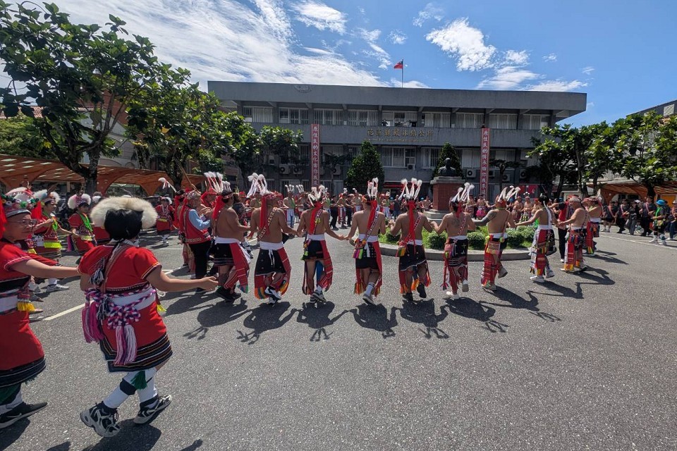 族人們於公所前共舞
